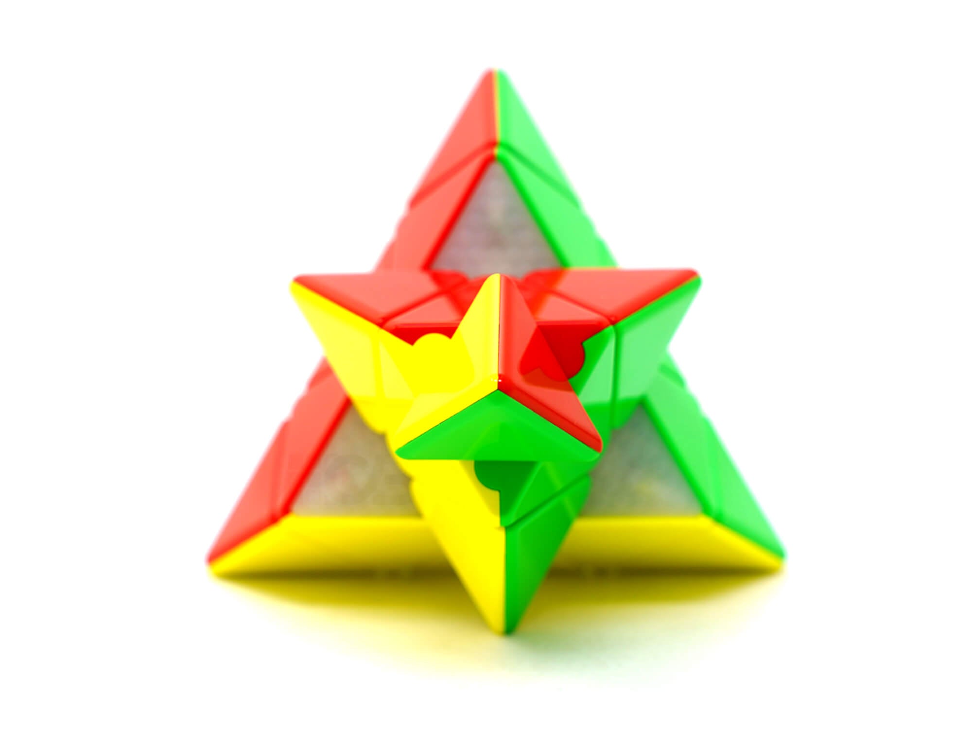 Detalhe das peças do Pyraminx GAN Enhanced mostrando a distribuição dos ímãs nas bordas
