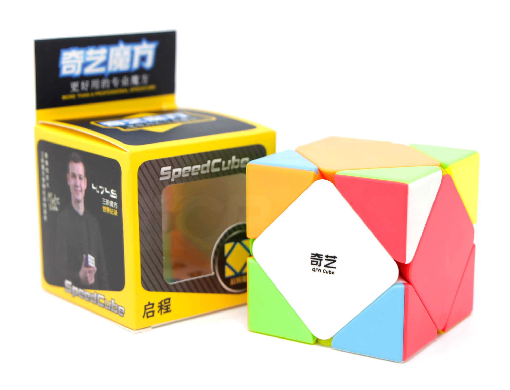 Skewb QiCheng QiYi em ângulo lateral mostrando os cortes de canto diagonais