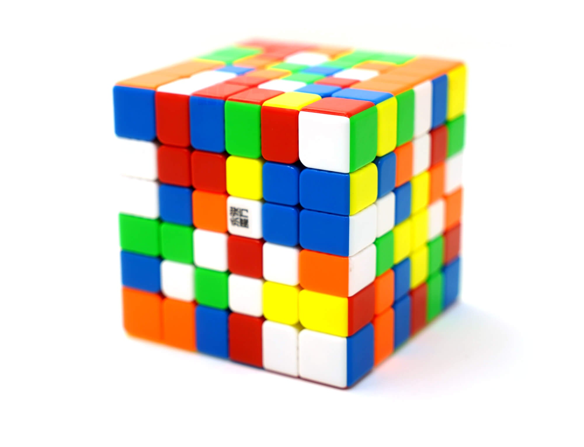 Yushi V2M 6x6 em mãos, mostrando o tamanho real do cubo