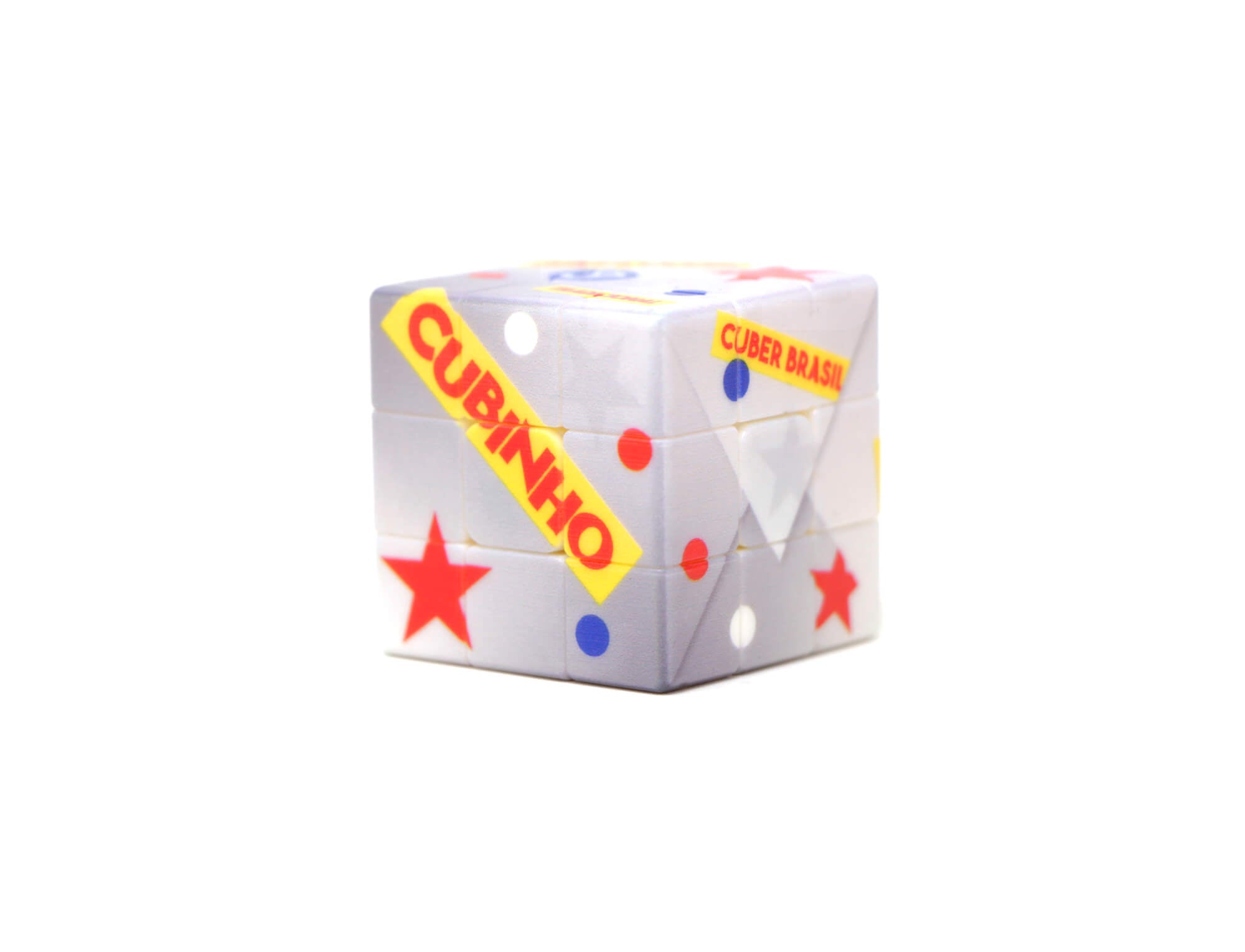 Cubo Mágico Dadinho ao lado de uma mão para referência de escala — 30 mm