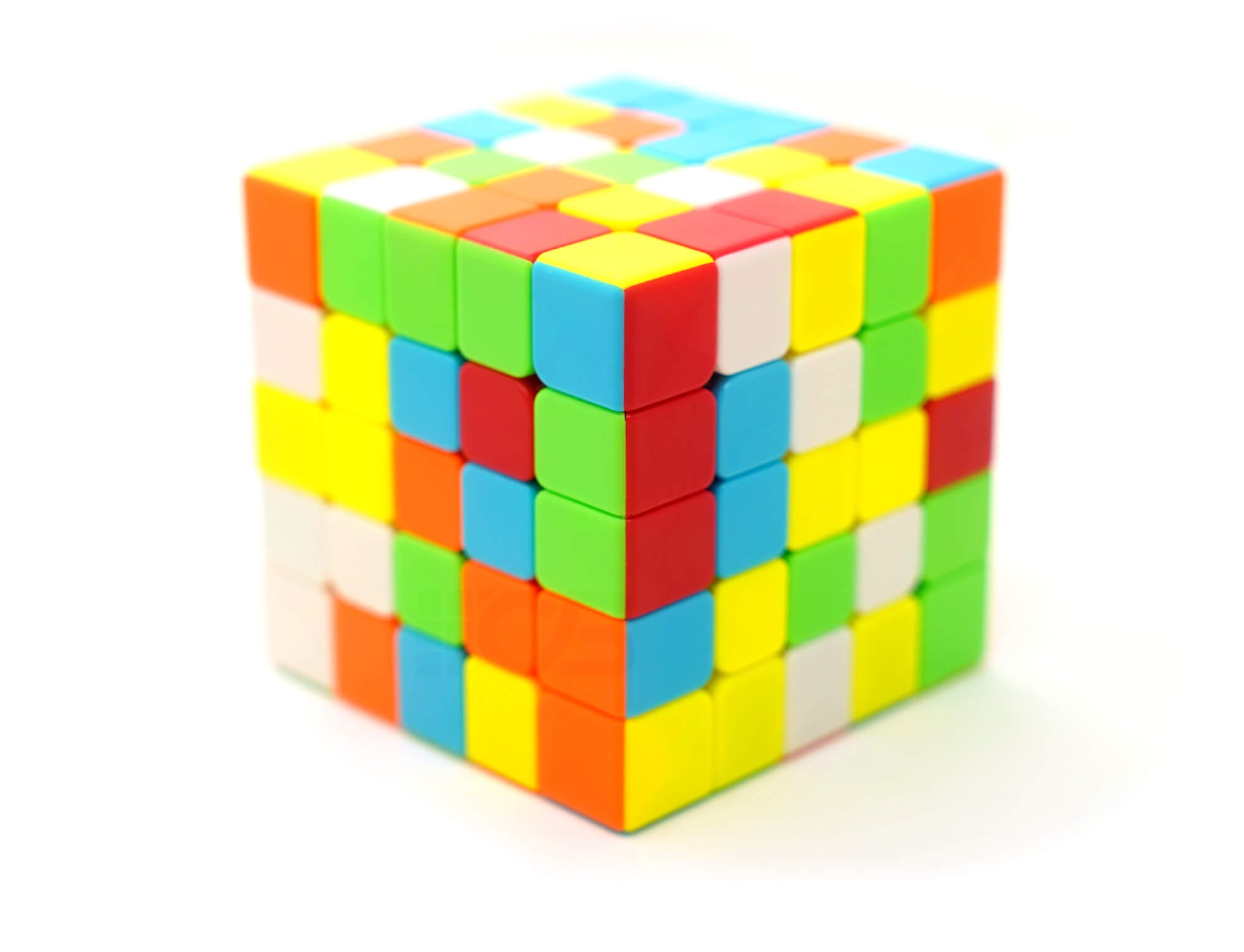Vista lateral do Cubo Mágico 5x5 Fanxin com peças coloridas stickerless