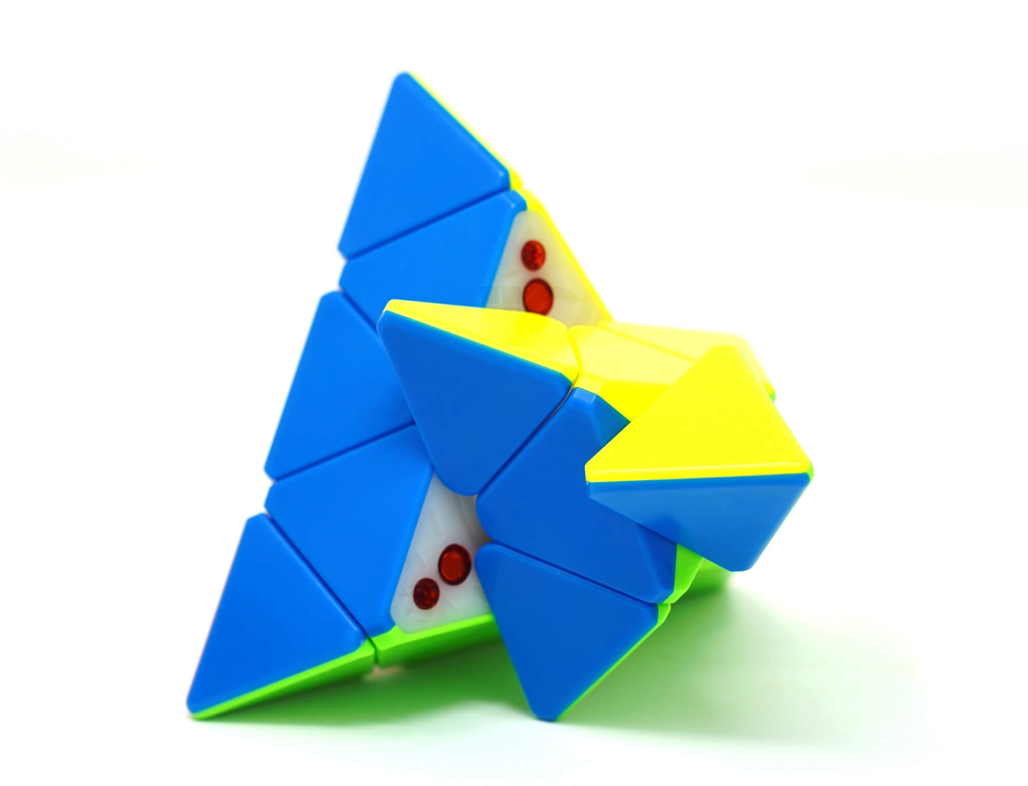 Pyraminx Bell V2 Magnético QiYi stickerless visto de frente com as quatro faces coloridas