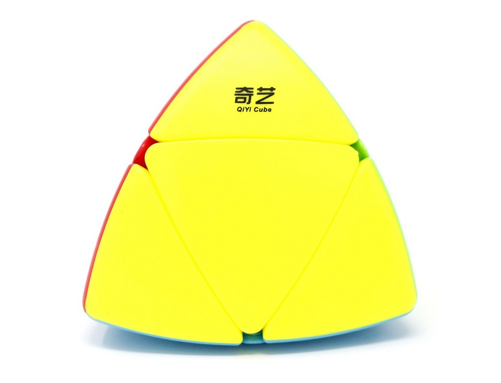 Mastermorphix 2x2 QiYi embaralhado, evidenciando a mudança de forma característica do shape mod