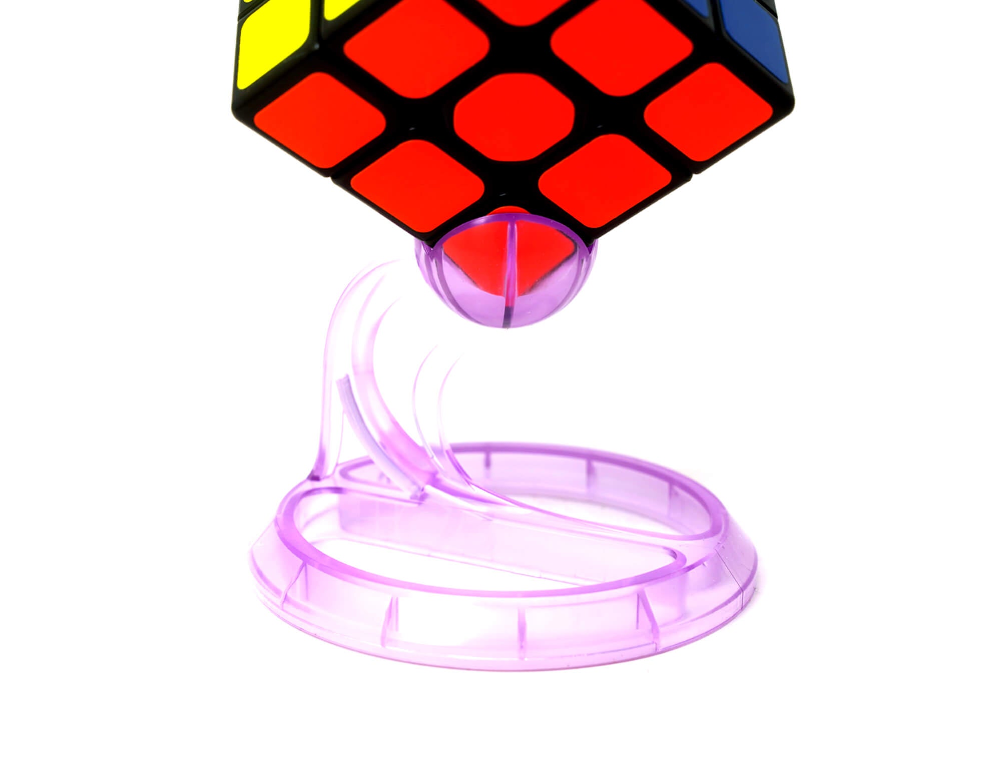 Base expositora 3D Premium QiYi com cubo mágico 3x3 apoiado em ângulo de exibição