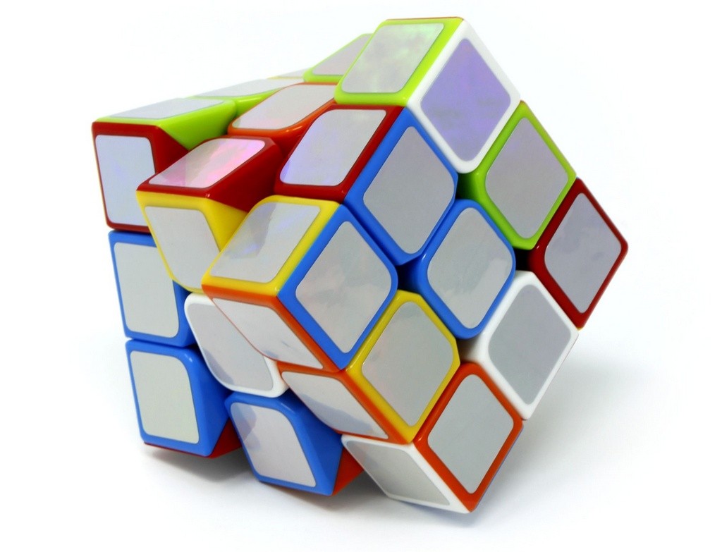 Fellow Cube Furta Cor desmontado ou em perspectiva mostrando bordas coloridas no próprio plástico