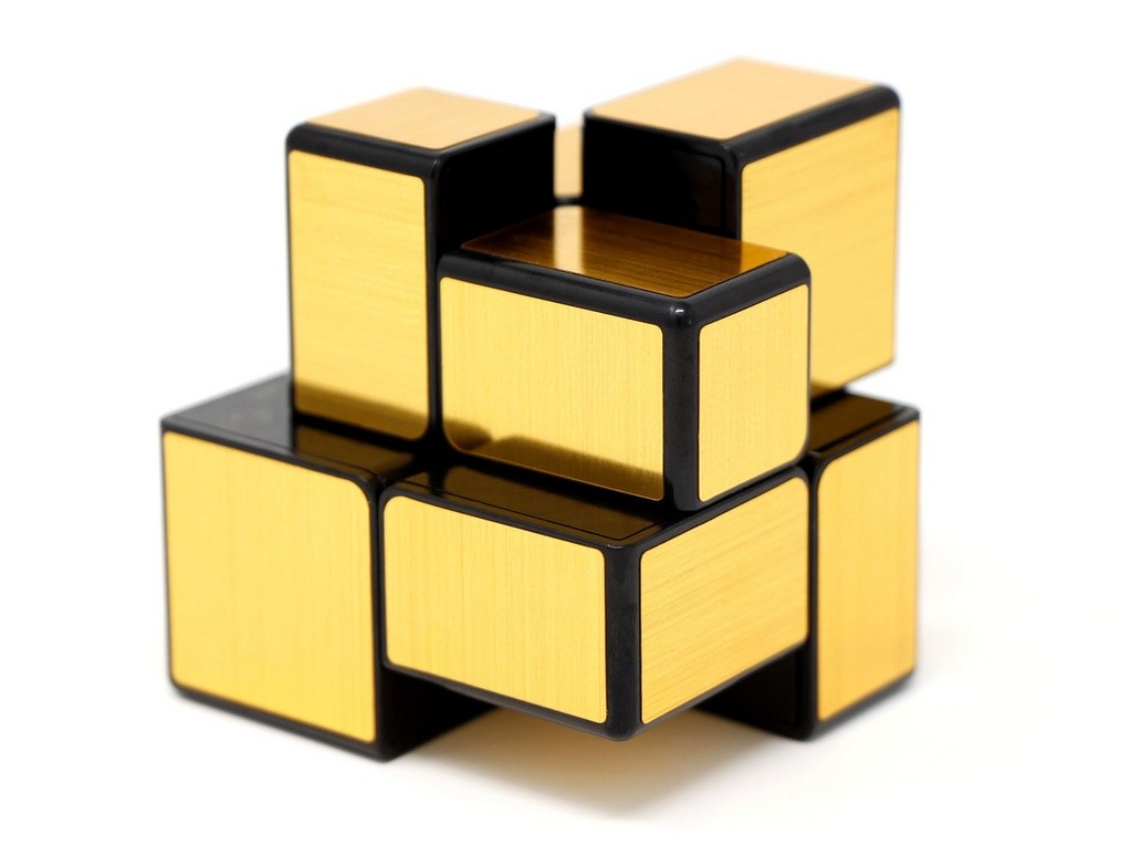 Mirror Blocks 2x2 Dourado QiYi com formato cúbico completo e acabamento espelhado metálico