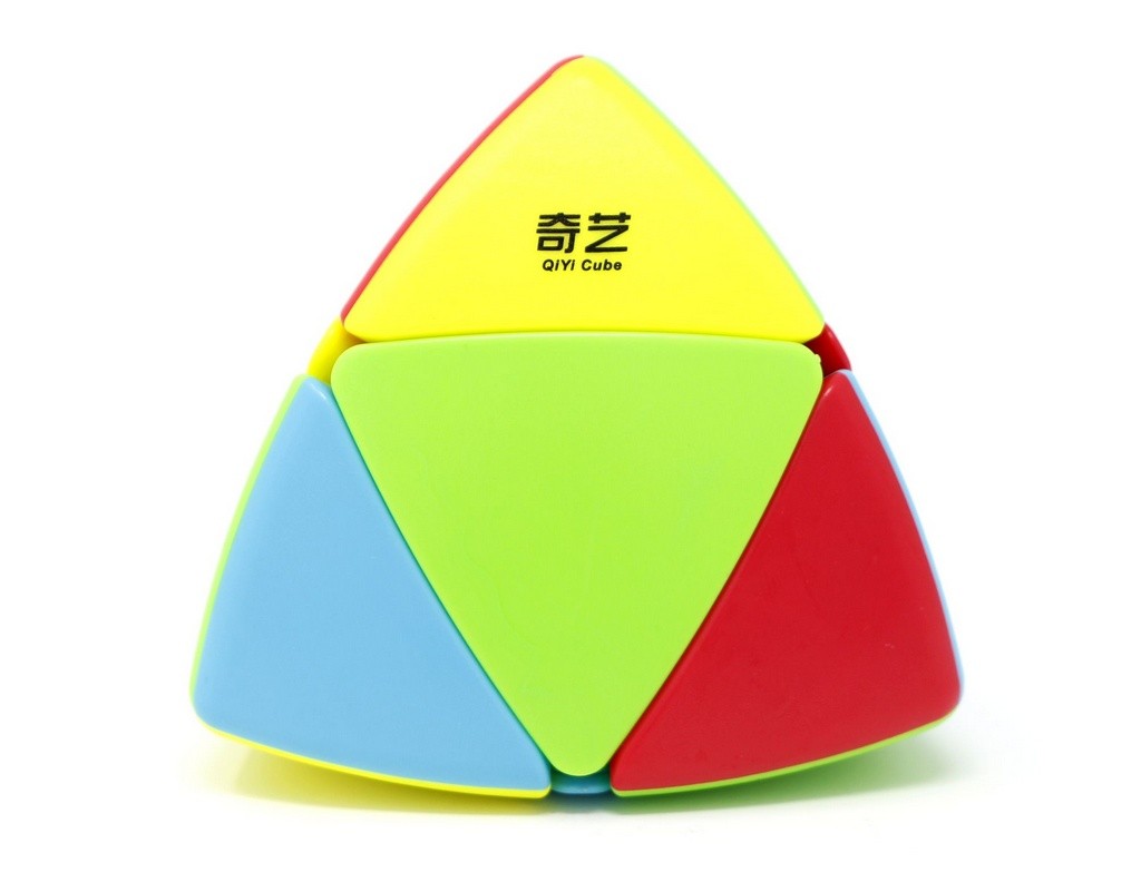Mastermorphix 2x2 QiYi Stickerless em formato piramidal resolvido, com peças coloridas em tons vivos
