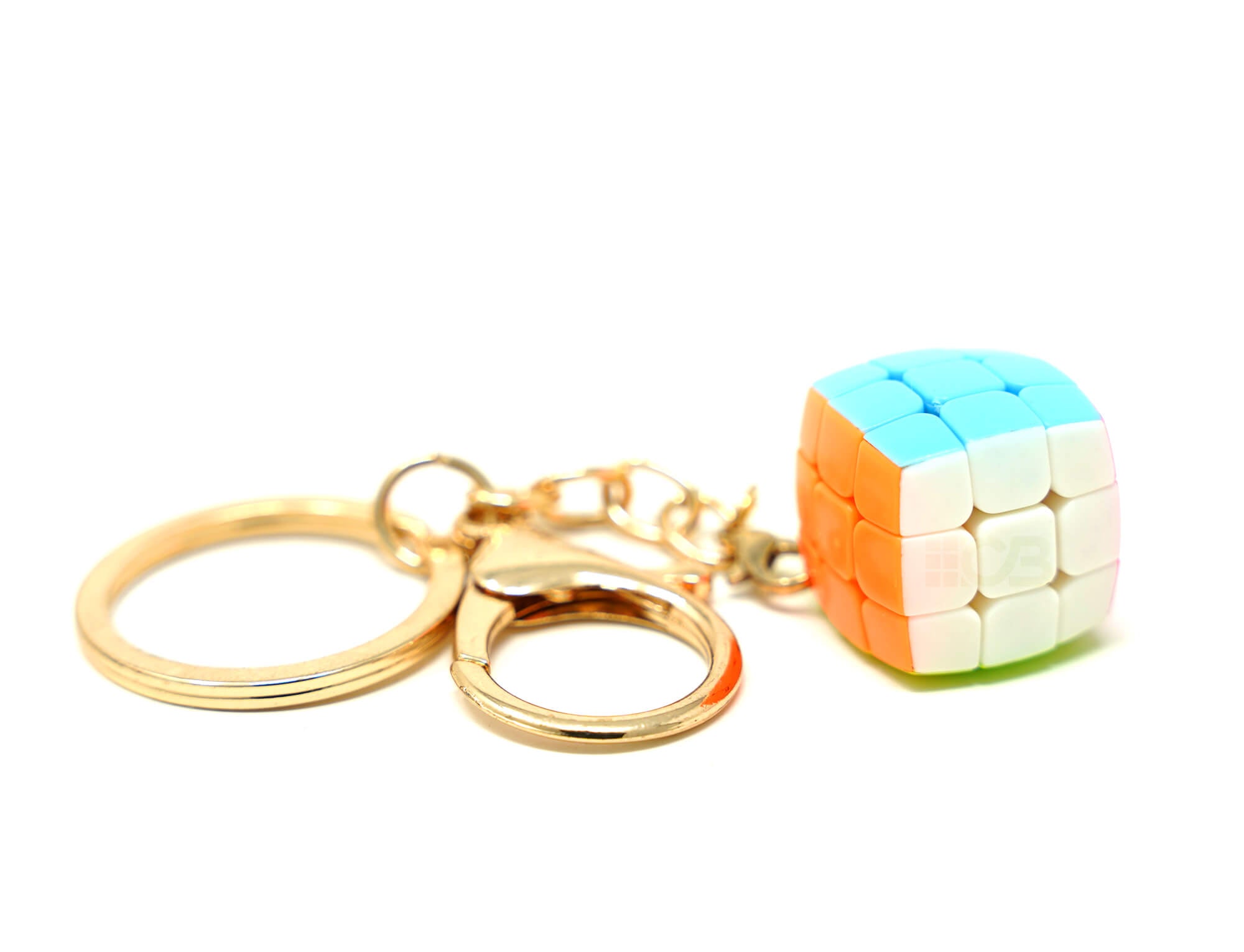 Cubo Mágico 3x3 Chaveiro YJ na mão para referência de tamanho
