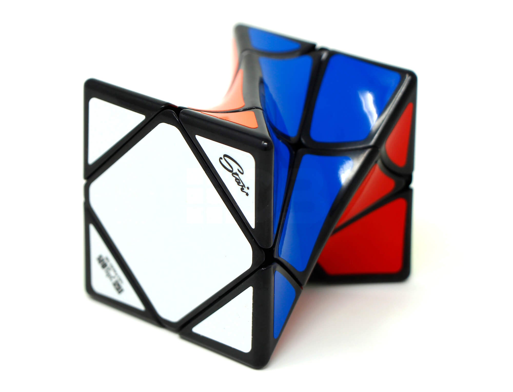 Skewb QiYi posicionado ao lado da embalagem QiYi