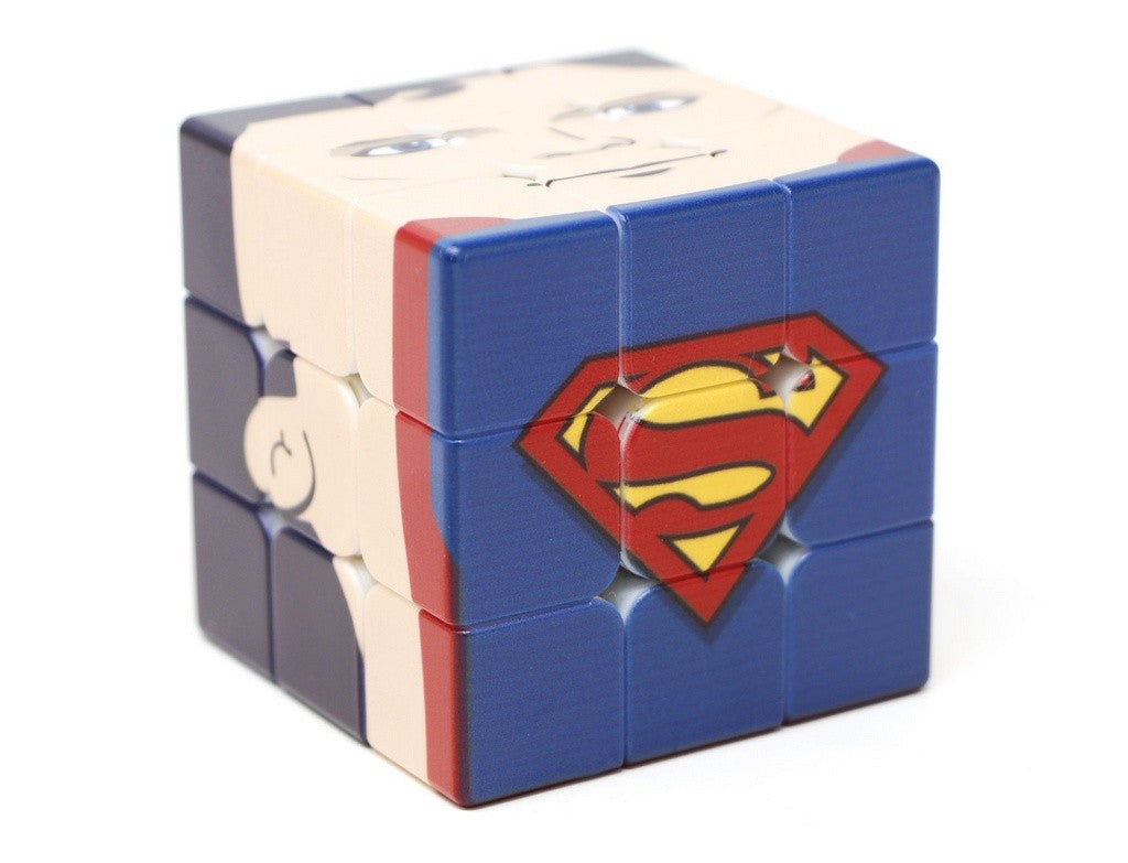 Cubo Mágico Superman Vinci Cube em ângulo lateral exibindo as cores e o design personalizado