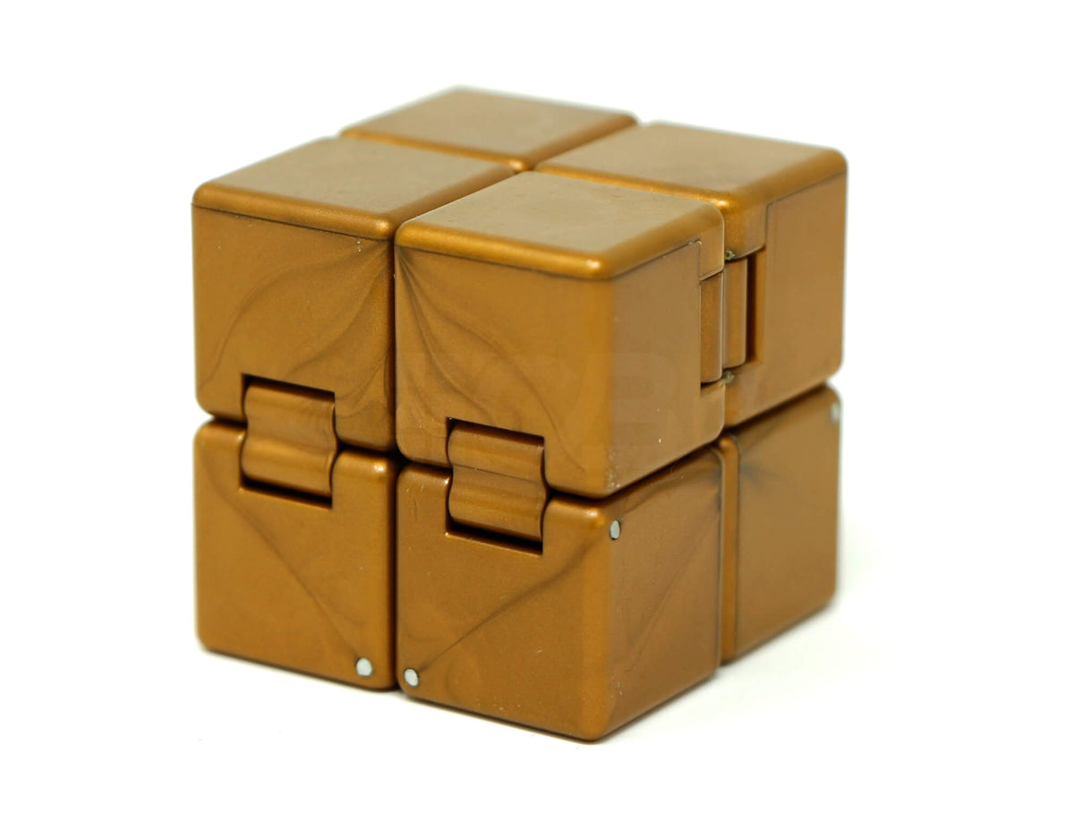 Cubo Infinito Dourado SengSo fechado em formato cúbico