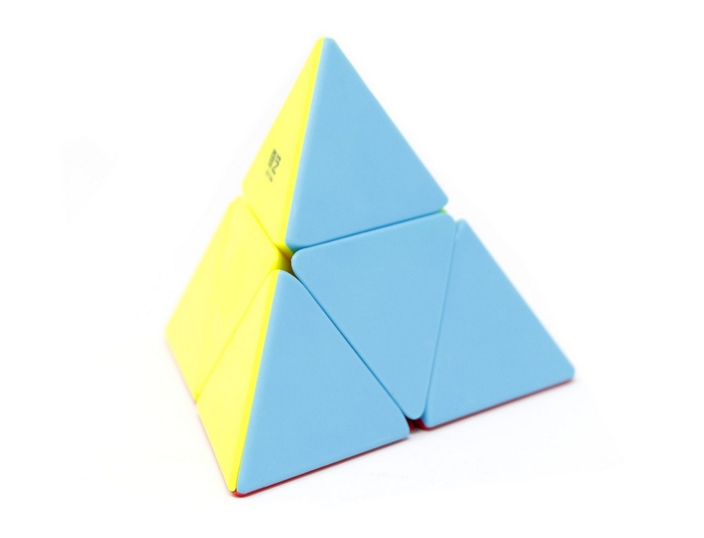 Pyraminx QiYi visto de cima com as faces coloridas em destaque