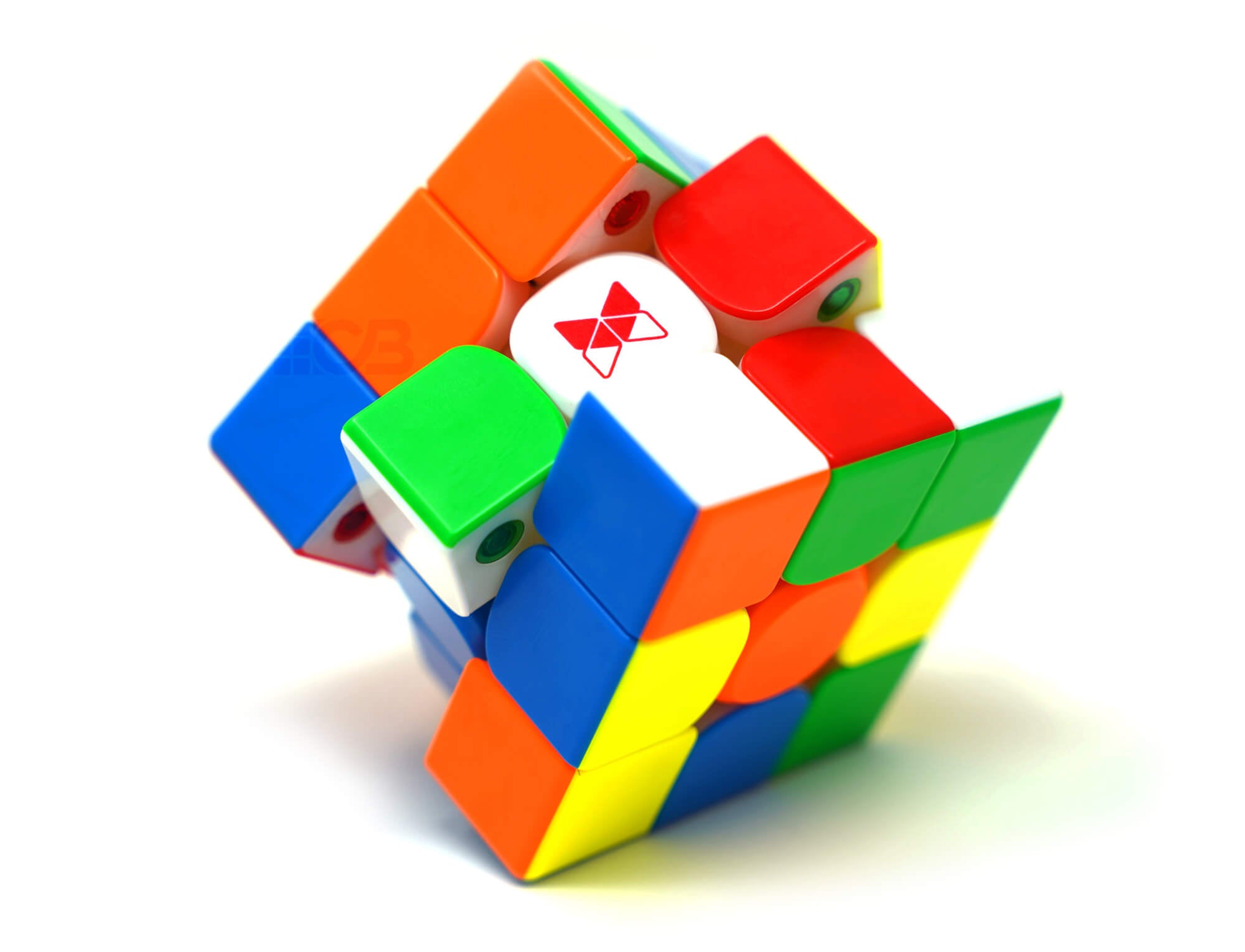 X-Man XT3 V1 QiYi sobre superfície plana — visão completa do cubo resolvido