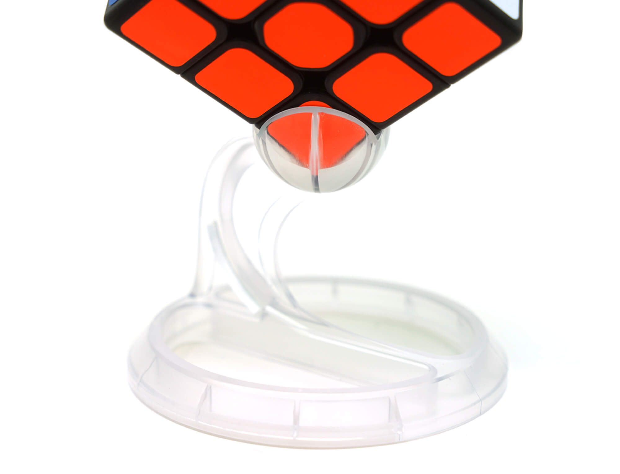 Base expositora QiYi 3D Premium sobre mesa com cubo mágico exposto