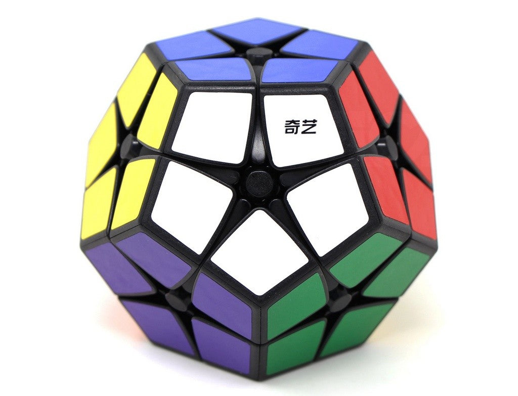 Kilominx QiYi Tradicional preto — ângulo lateral evidenciando as camadas 2x2
