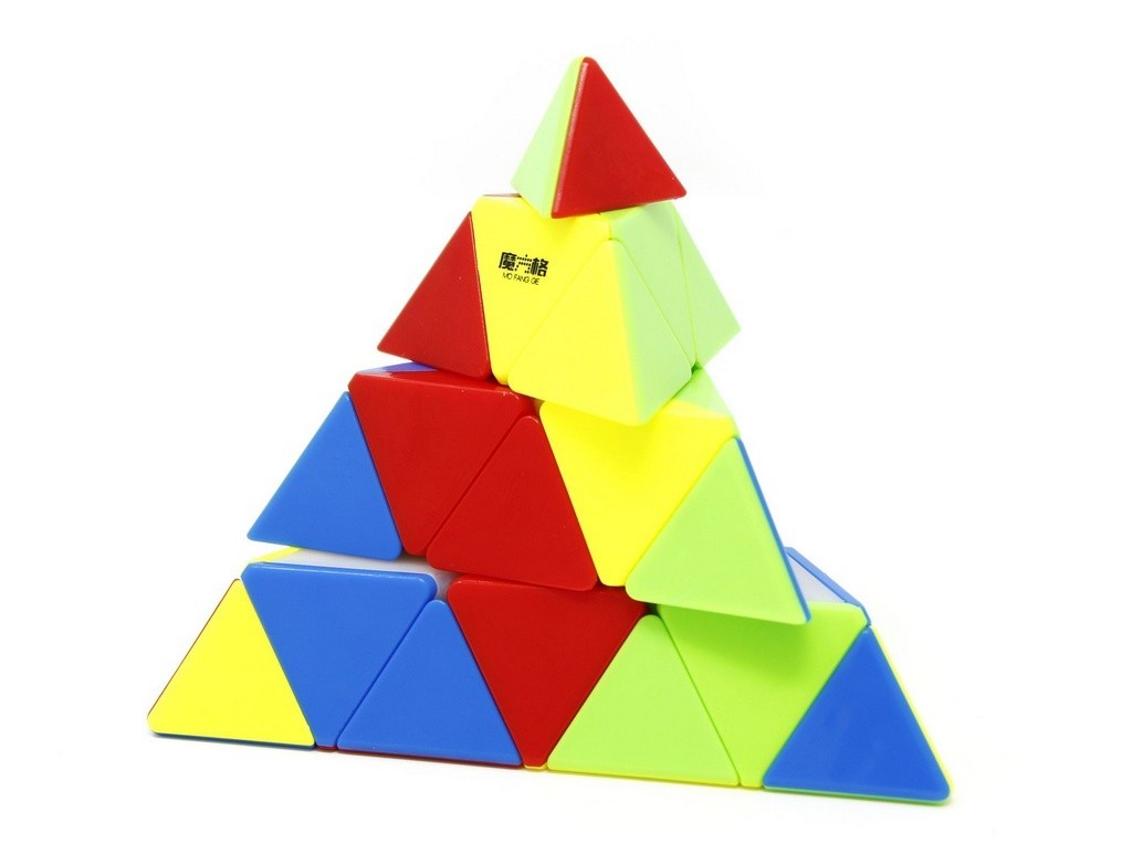 Pyraminx 4x4 QiYi stickerless visto de frente, mostrando as quatro faces coloridas