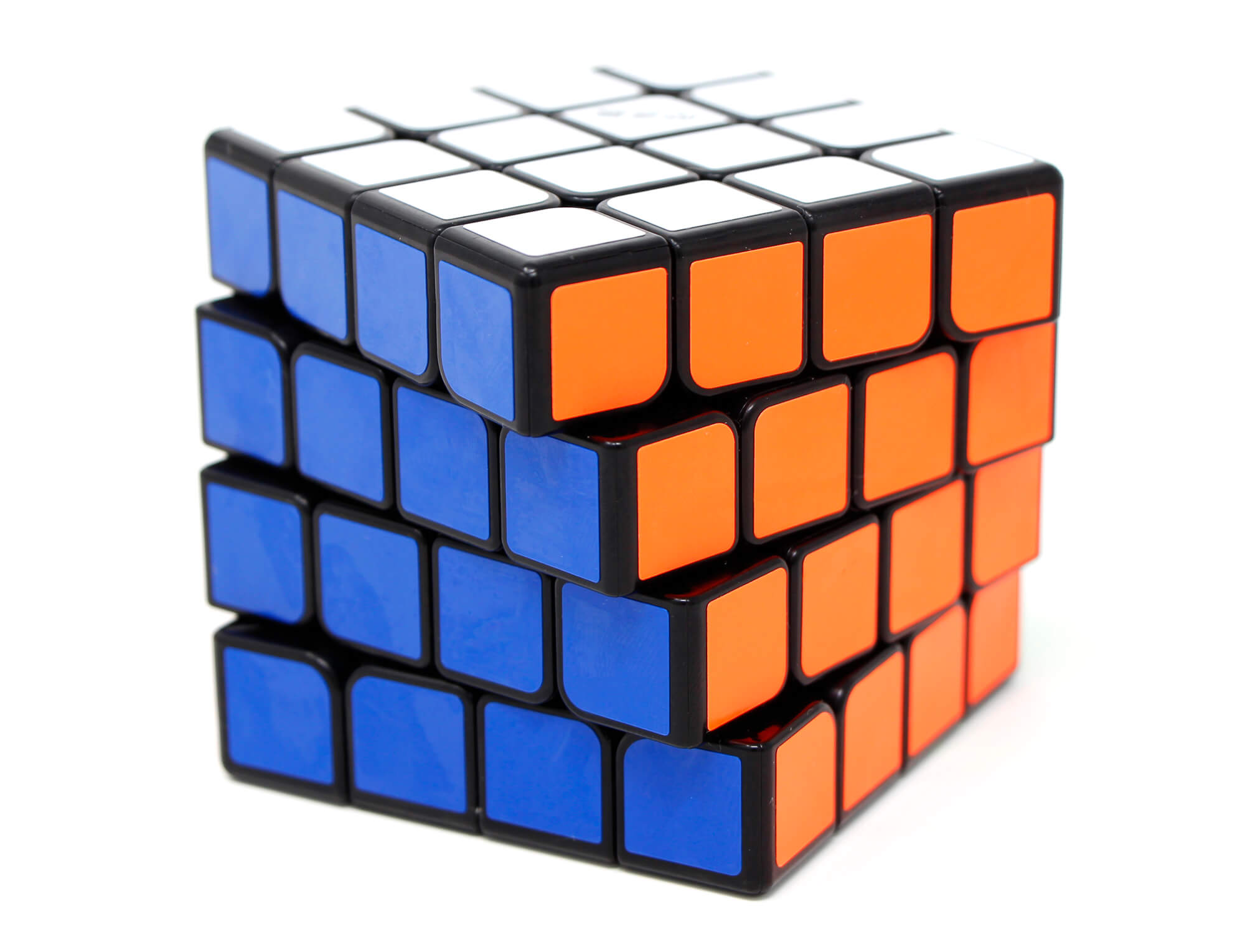 Os quatro cubos do kit MS QiYi enfileirados do menor ao maior: 2x2, 3x3, 4x4 e 5x5