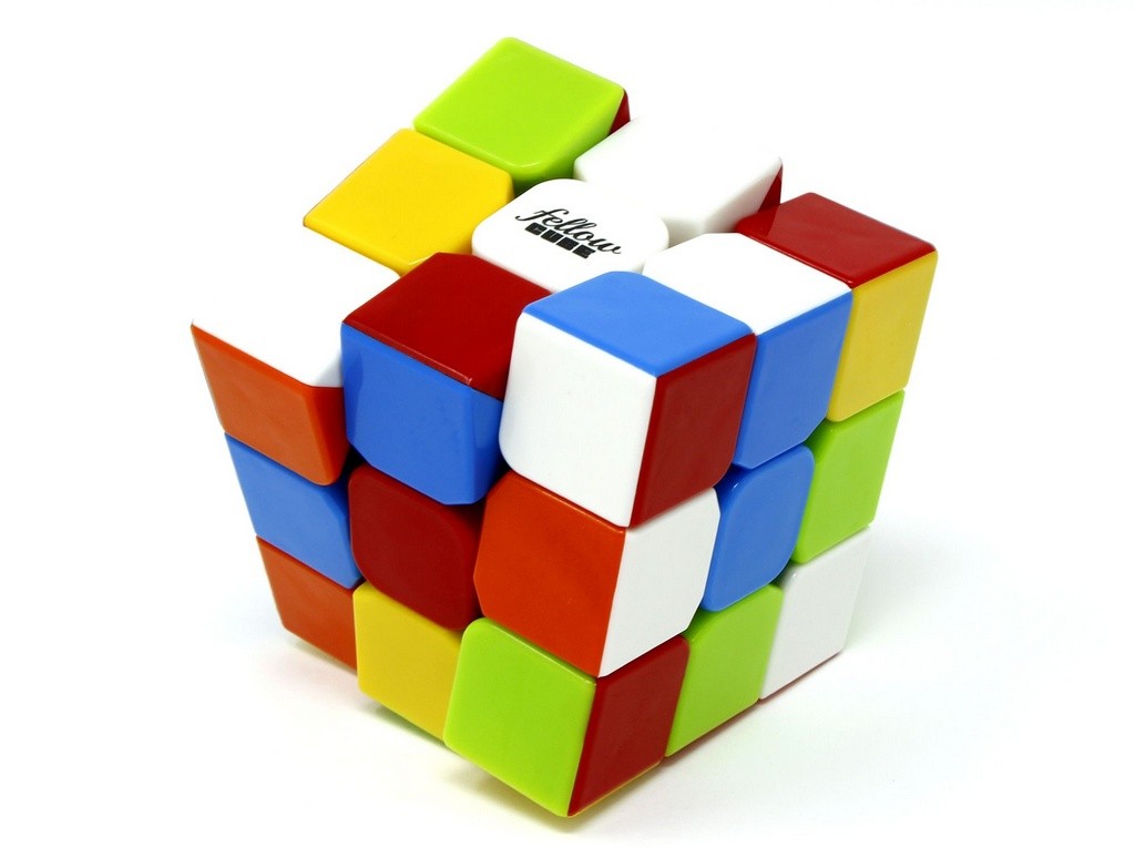 Vista superior do Cubo Mágico Fellow Cube Stickerless mostrando acabamento das peças