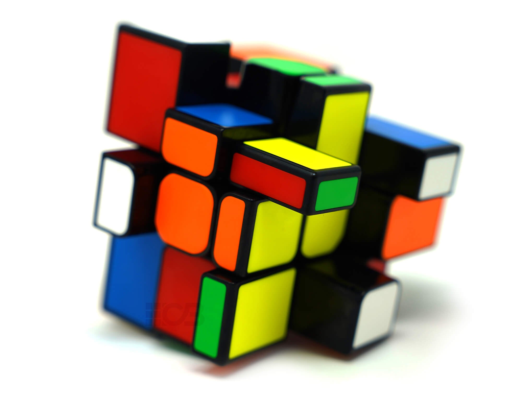 Mirror Blocks 3x3 Colorido QiYi em formato cúbico resolvido, mostrando as diferentes cores em cada face