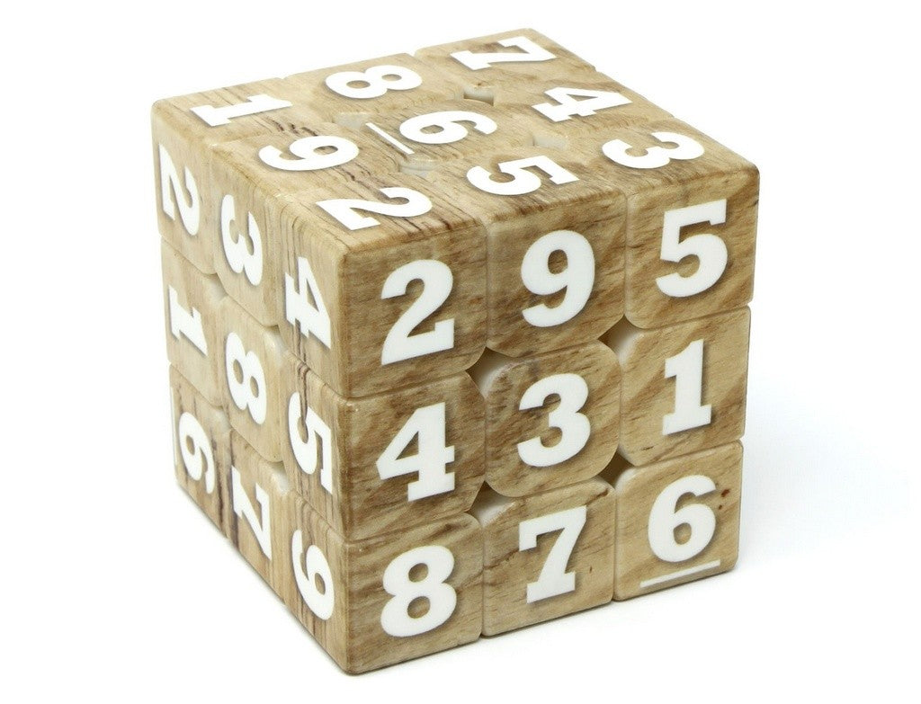 Cubo Mágico Sudoku Vinci Cube em ângulo lateral mostrando detalhes da impressão UV nos números