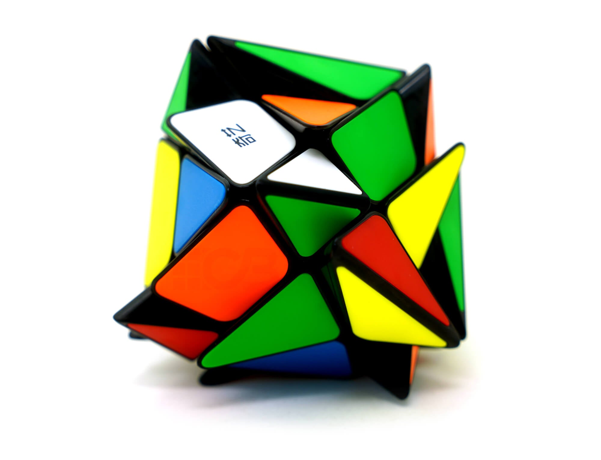 Axis Cube QiYi embaralhado mostrando as formas irregulares geradas pelos cortes desalinhados