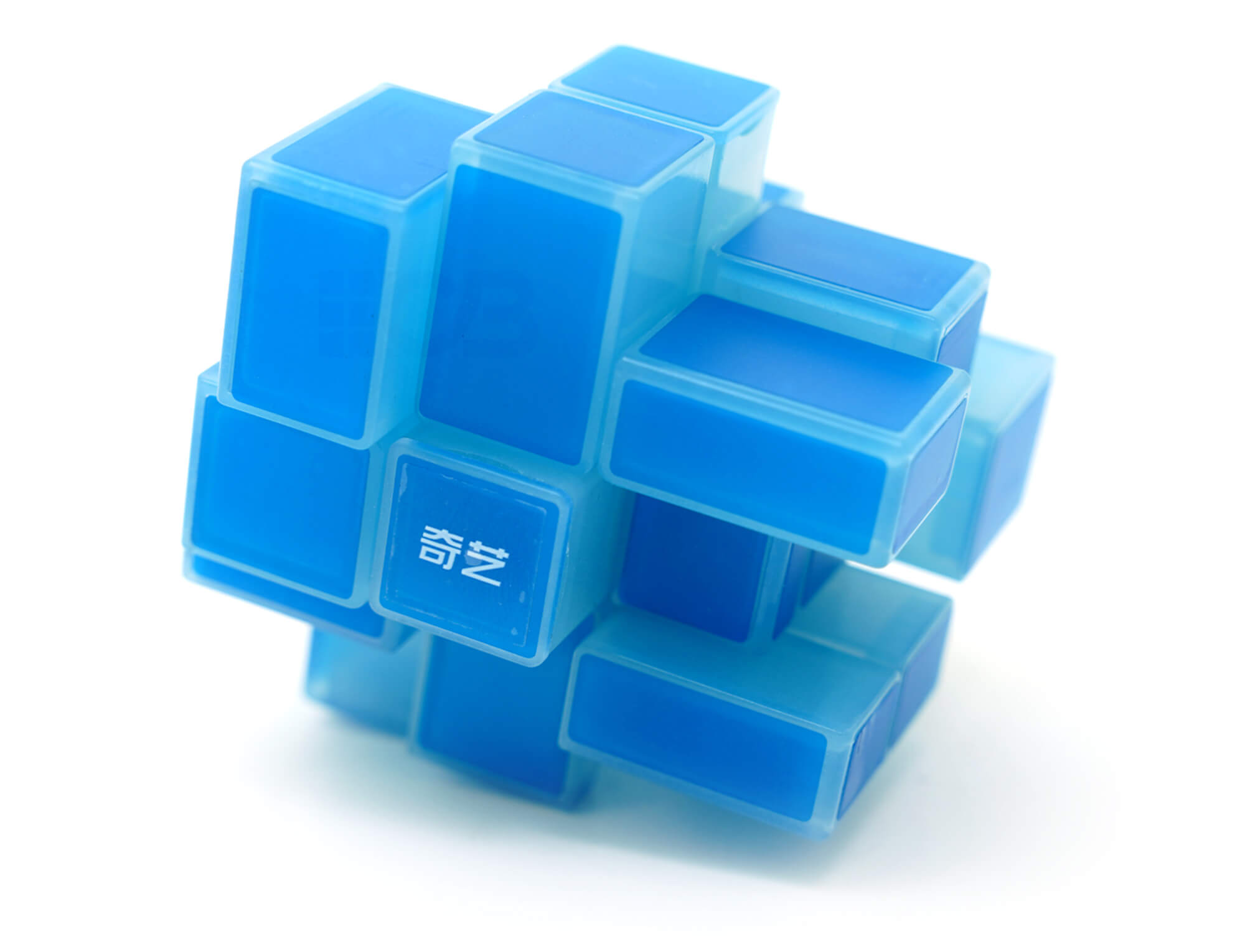 Mirror Blocks 3x3 QiYi azul fosforescente — detalhe do acabamento espelhado em tom azul