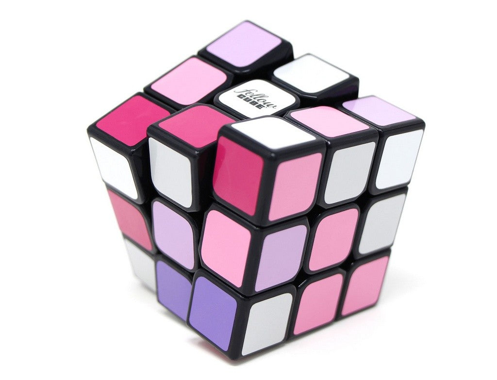 Cubo Mágico Fellow Cube Beauty sobre superfície branca, vista em ângulo