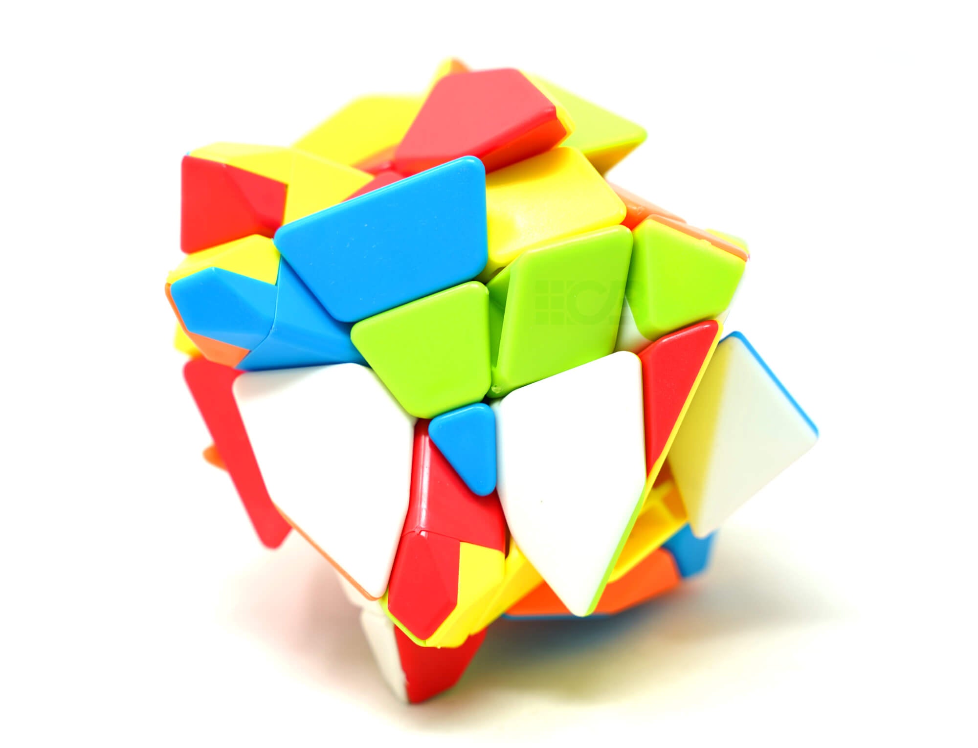 Vista frontal do Cubo Mágico Axis 4x4 Fanxin com silhueta assimétrica após embaralhamento