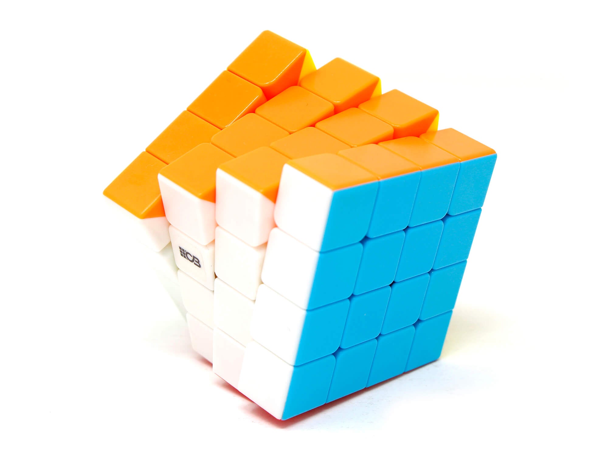Cubo Mágico 4x4 Cuber Pro em ângulo diagonal evidenciando o acabamento stickerless