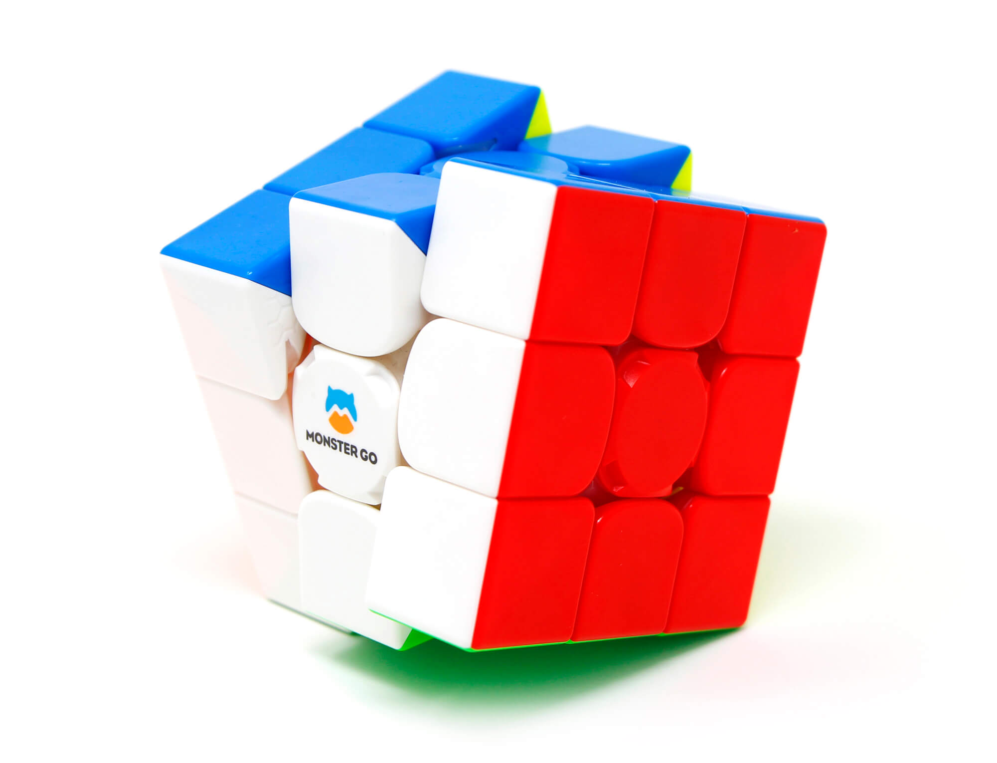 Monster Go AI 3x3 ao lado do smartphone com app de treino aberto