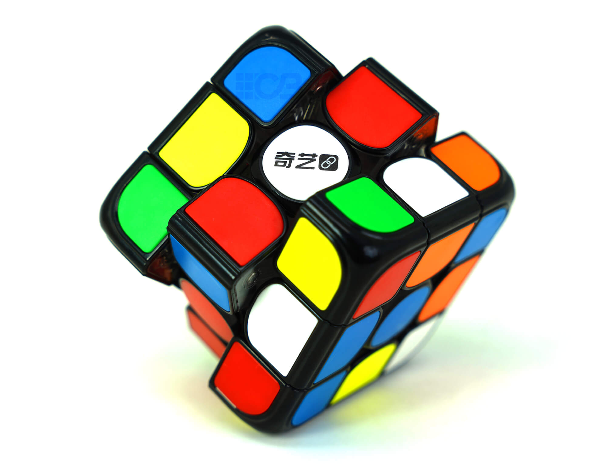 Cubo Mágico 3x3 Smart Cube QiYi stickerless visto de frente com face branca em destaque