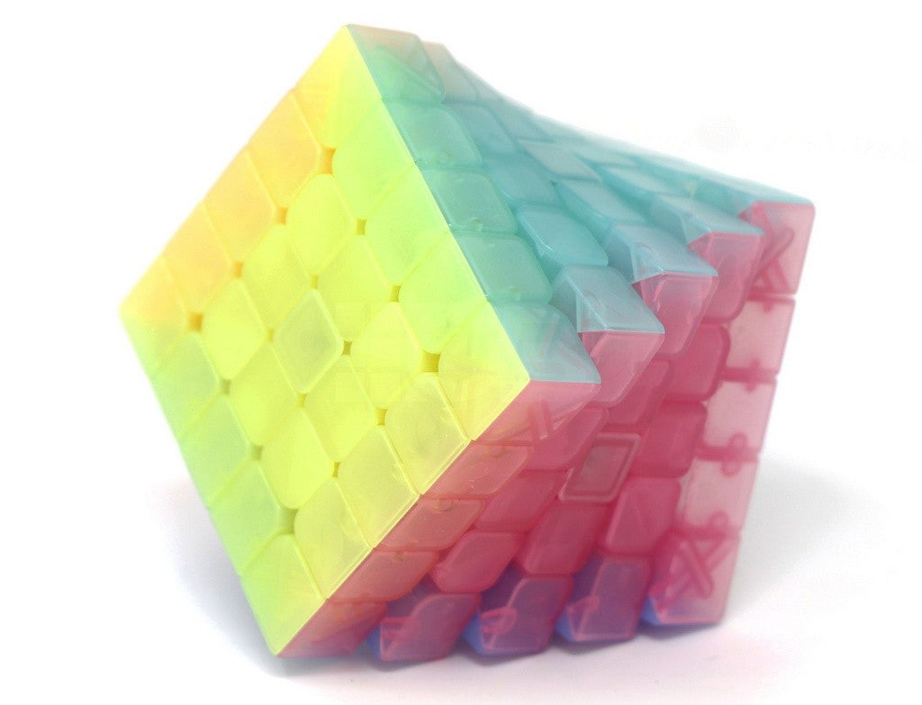 Cubo Mágico 5x5 Qizheng Jelly QiYi embaralhado sobre fundo neutro