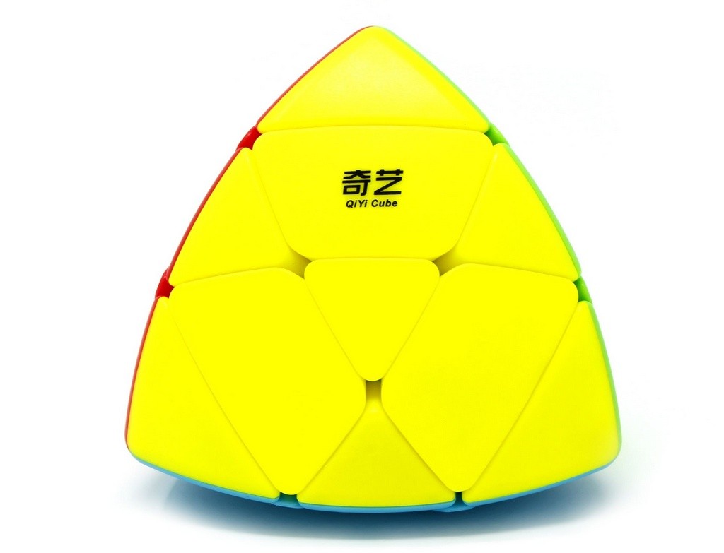 Mastermorphix QiYi 3x3 stickerless em formato tetraédrico com peças coloridas — vista frontal
