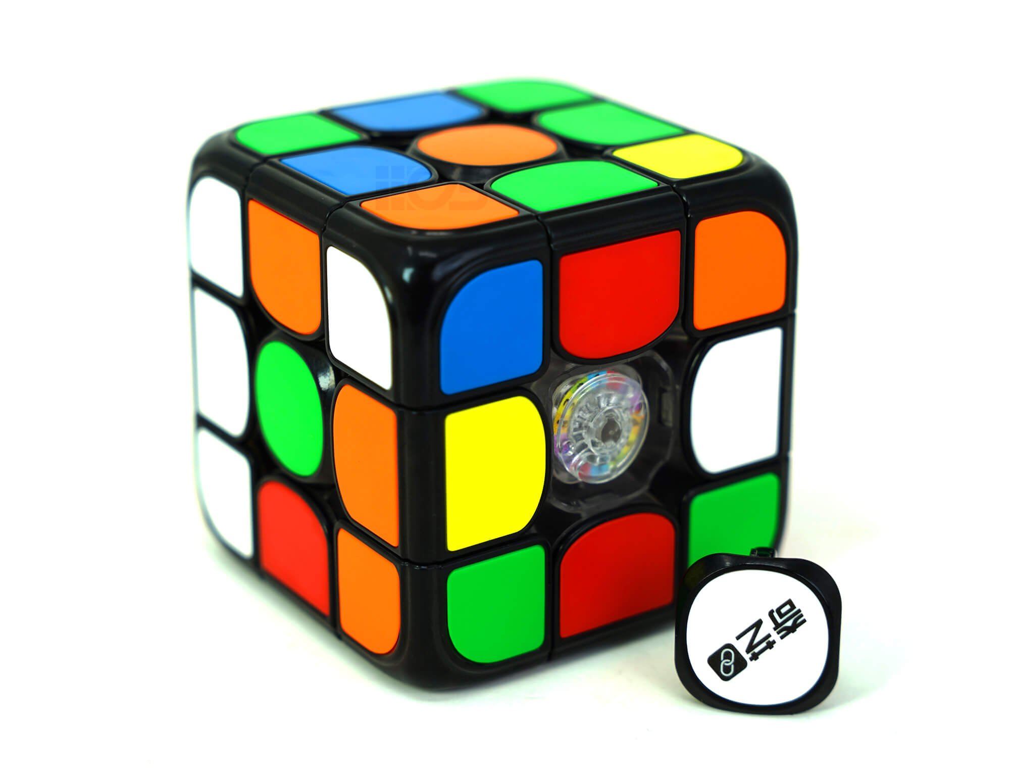 Cubo Mágico Smart Cube QiYi em ângulo lateral mostrando as peças coloridas e o acabamento stickerless