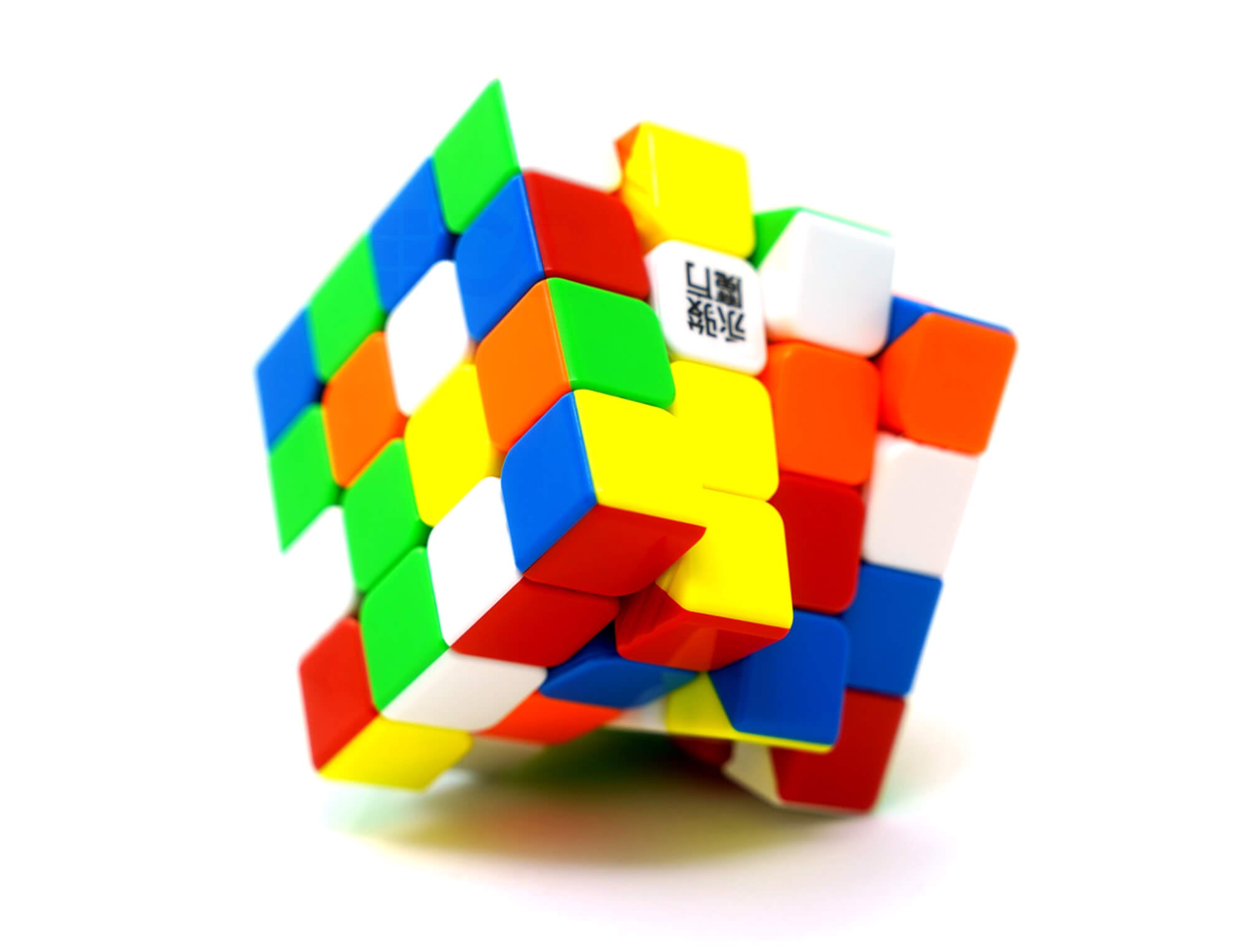 Cubo Mágico 4x4 YJ YuLong V2M parcialmente embaralhado sobre superfície neutra