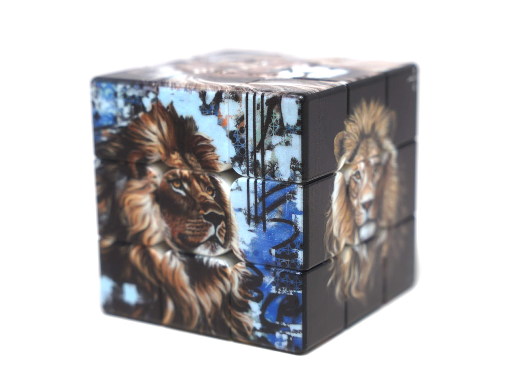 Detalhe da impressão UV direta na face do cubo com ilustração de leão
