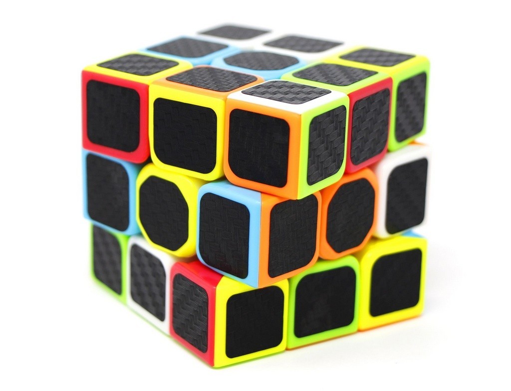 Cubo Mágico 3x3 QiYi Warrior Carbon com visual em fibra de carbono, visto de frente
