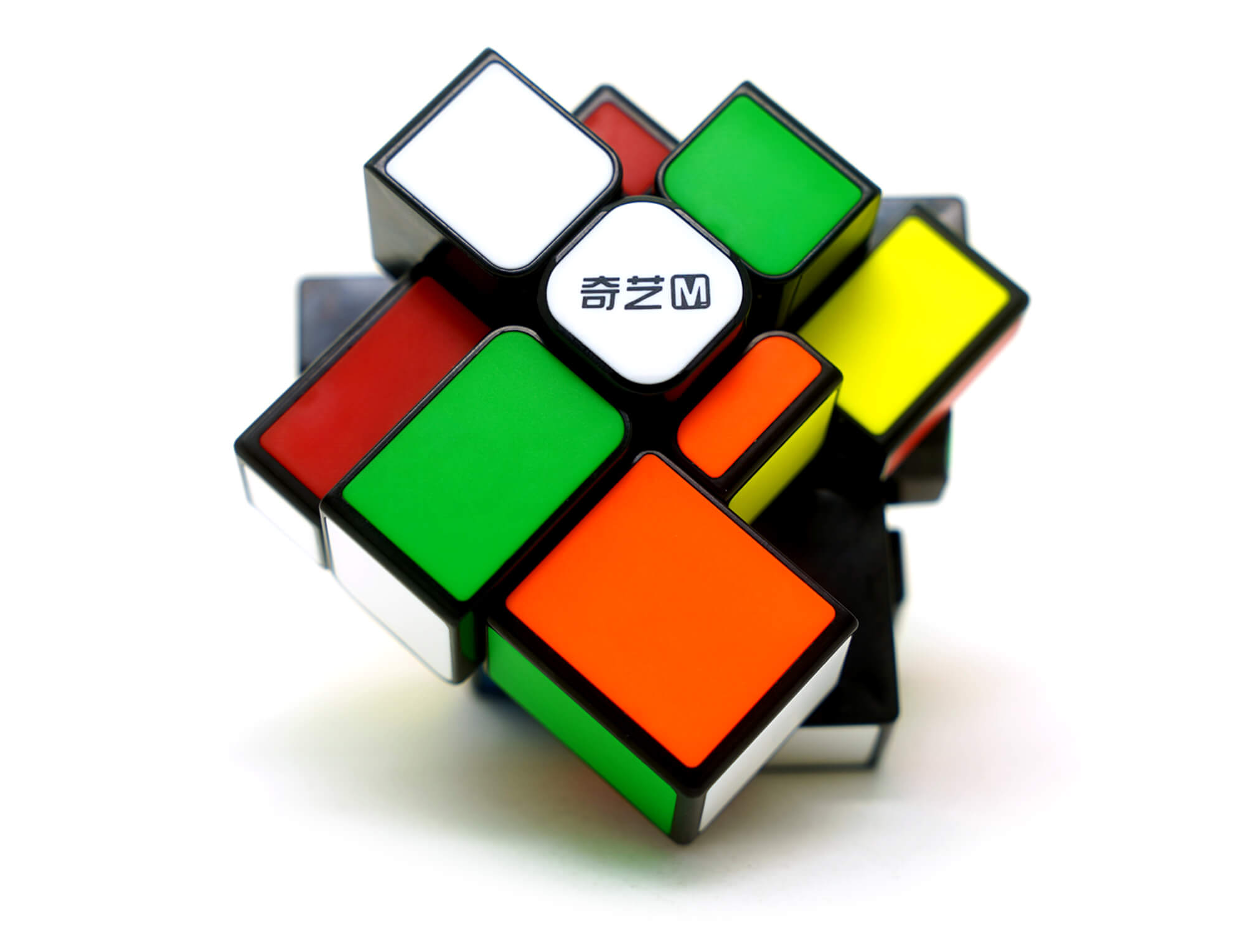 Cubo mágico espelhado QiYi colorido — ângulo lateral com as camadas desalinhadas