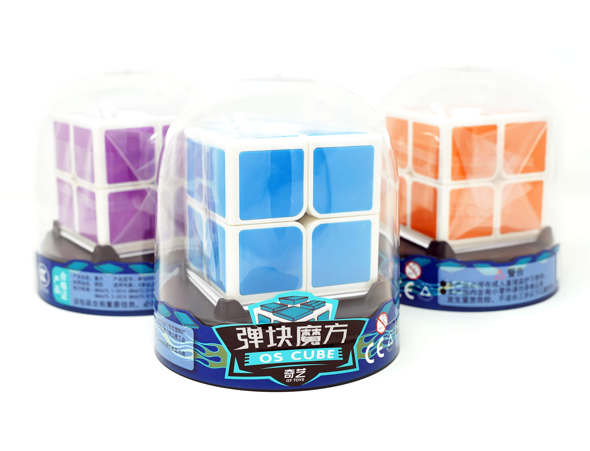 Vista frontal do QiYi OS Cube 2x2 com faces coloridas em posição resolvida