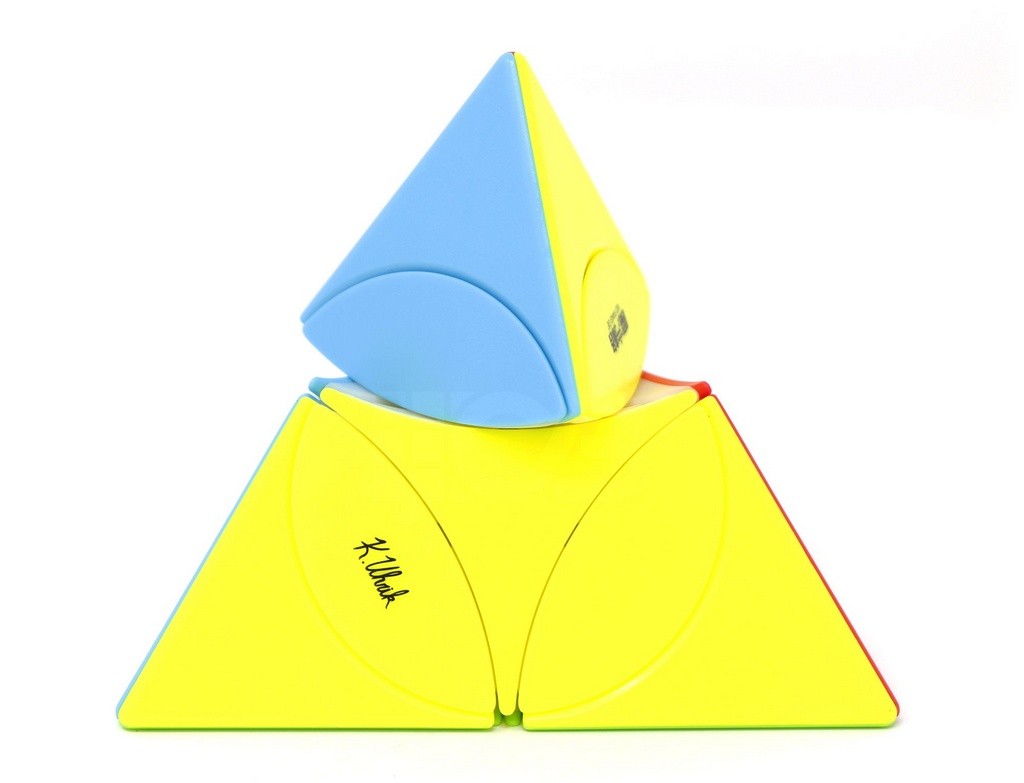 Pyraminx Coin QiYi stickerless visto de frente, mostrando as faces coloridas da pirâmide achatada