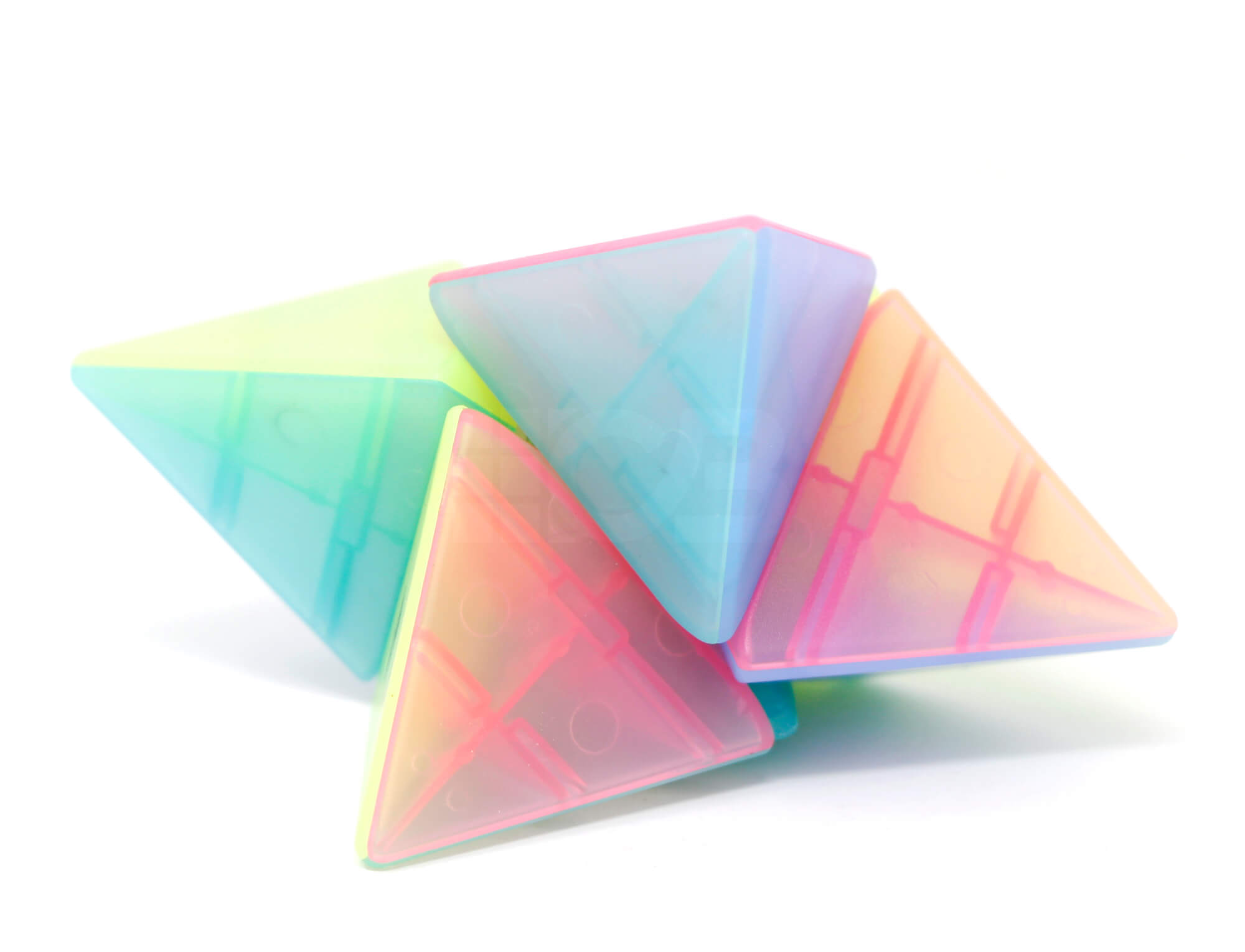 Pyraminx Jelly QiYi resolvido, mostrando as quatro faces coloridas da pirâmide