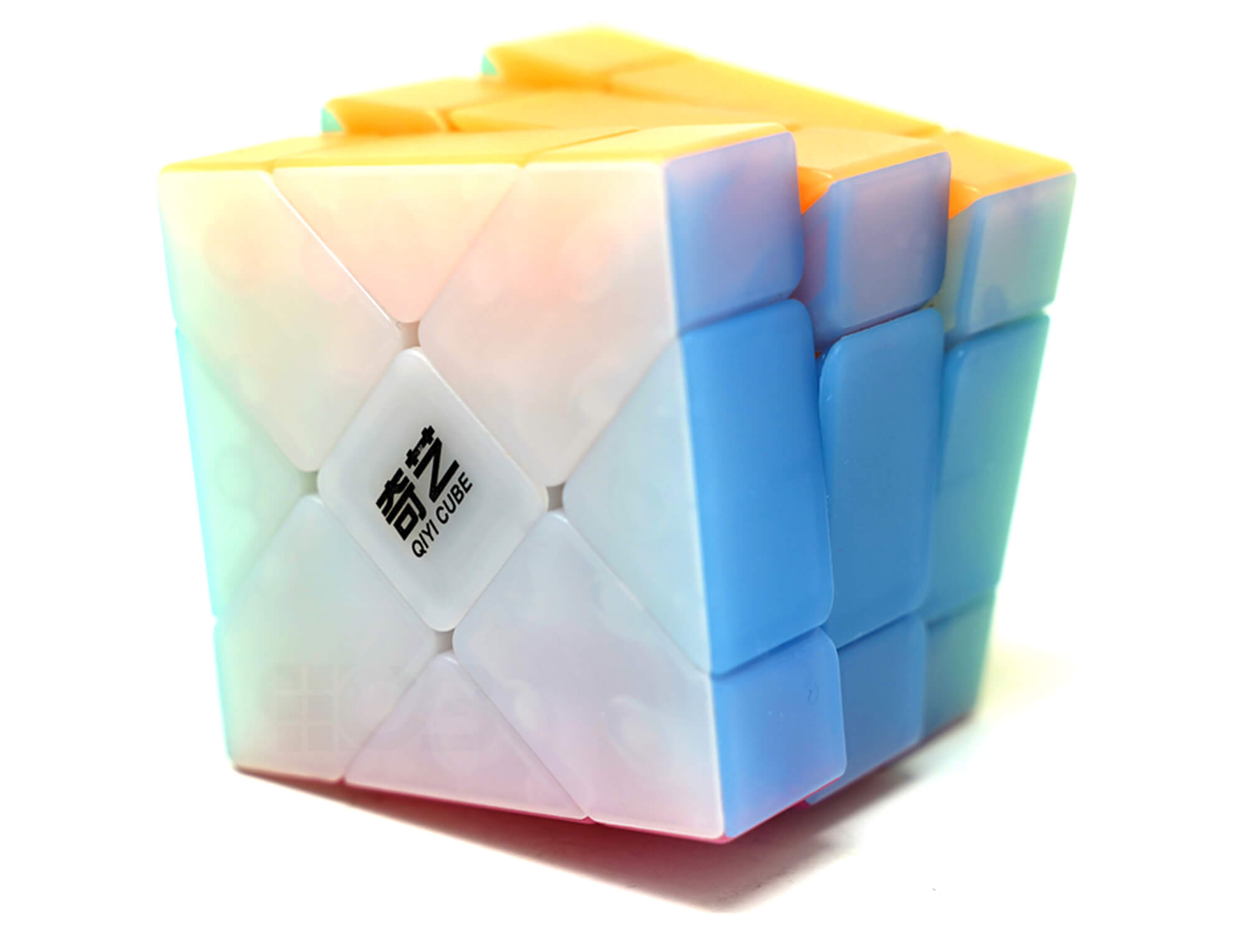Fisher Cube 3x3 QiYi Jelly em âmbar translúcido visto de frente, mostrando a forma assimétrica característica do shape-mod