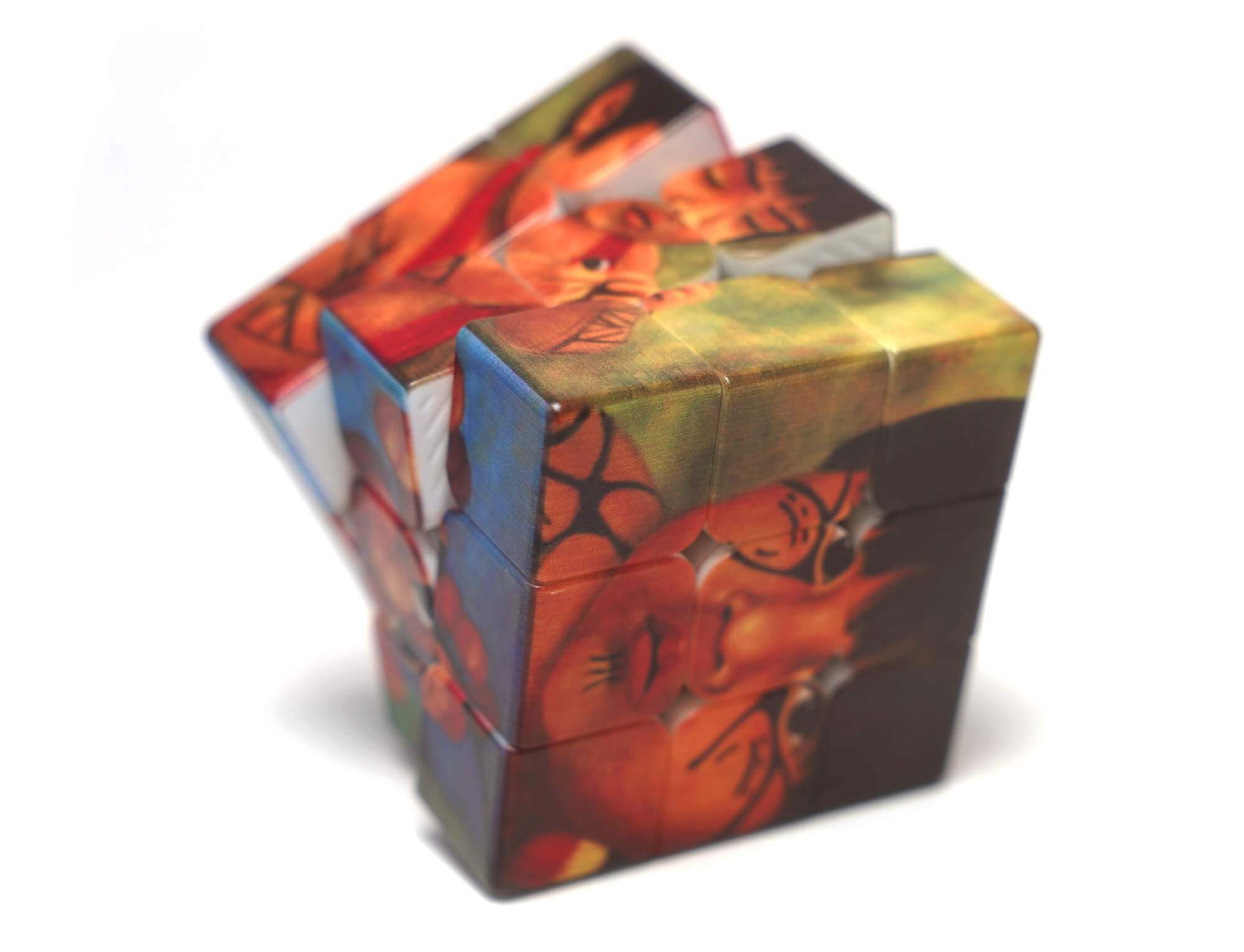 Cubo Mágico Amazônia posicionado sobre superfície, destacando a impressão colorida