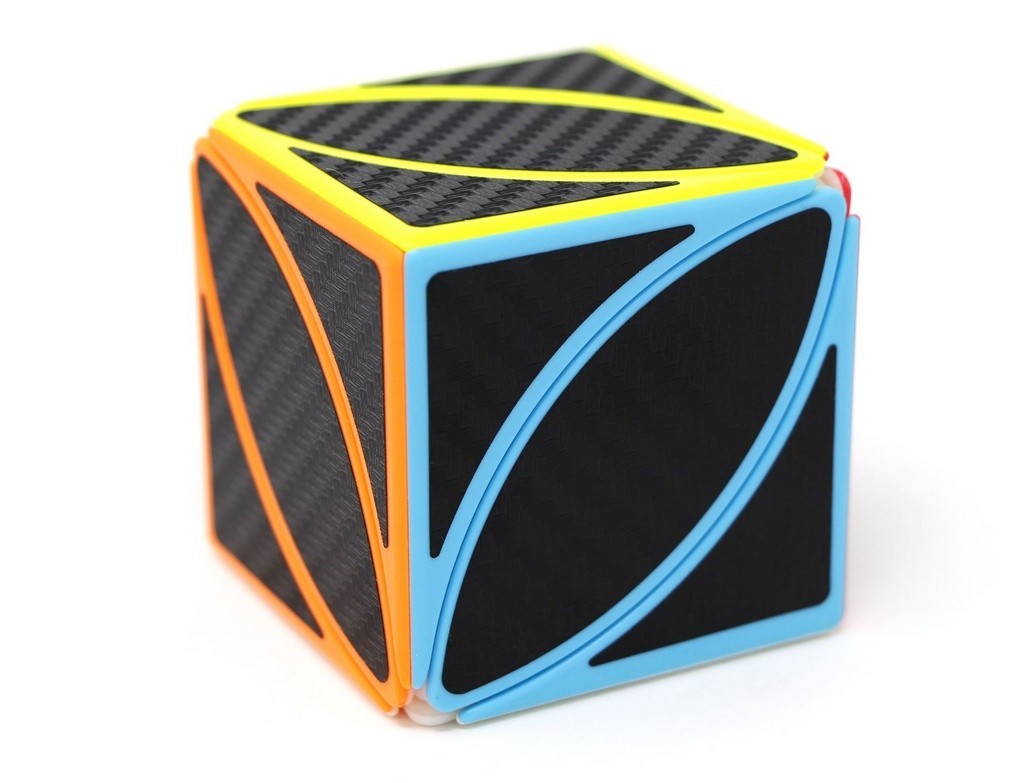 Ivy QiYi Carbon em ângulo de três quartos evidenciando o formato arredondado do shape mod e o visual carbono