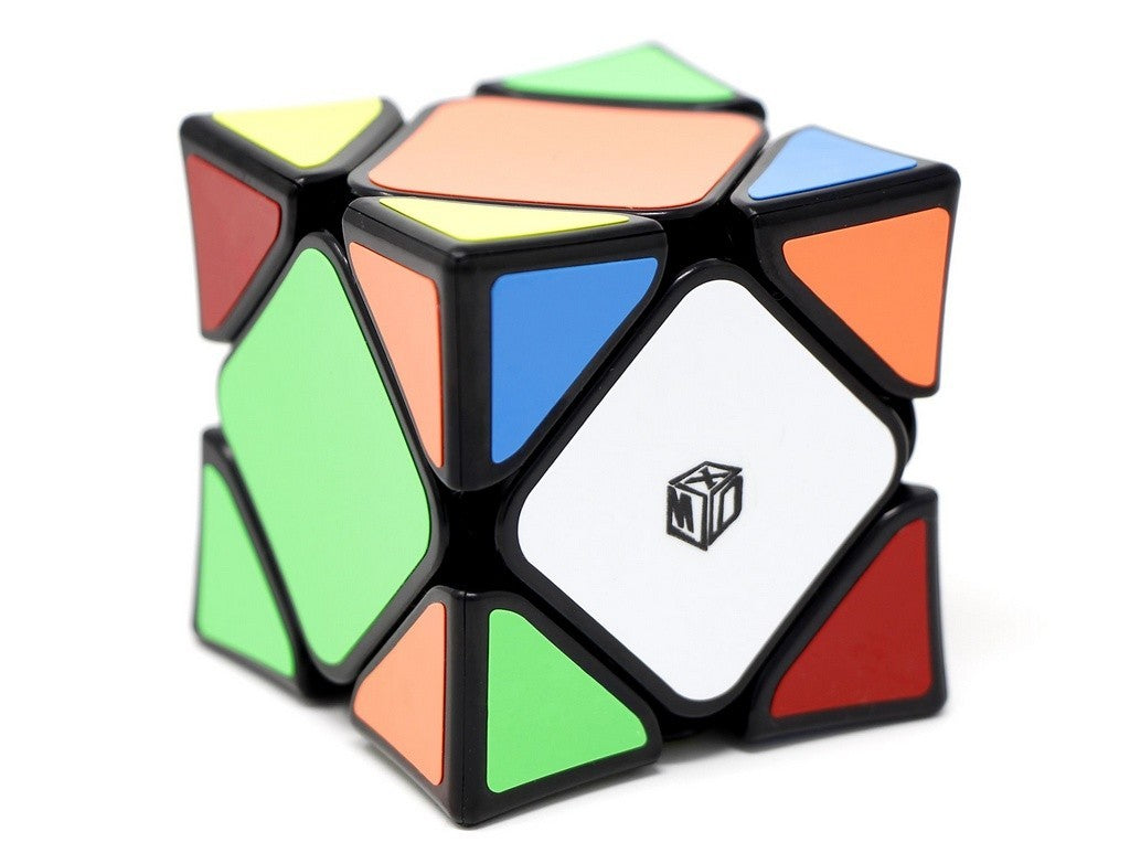 Skewb X-Man Wingy Magnético QiYi stickerless em vista frontal mostrando as peças côncavas coloridas