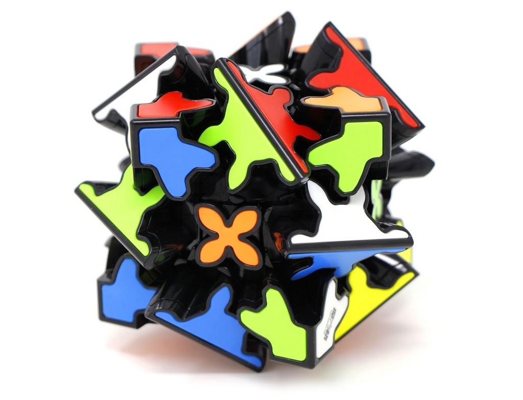 Gear Cube 3x3 QiYi — ângulo lateral evidenciando as peças coloridas e o movimento simultâneo