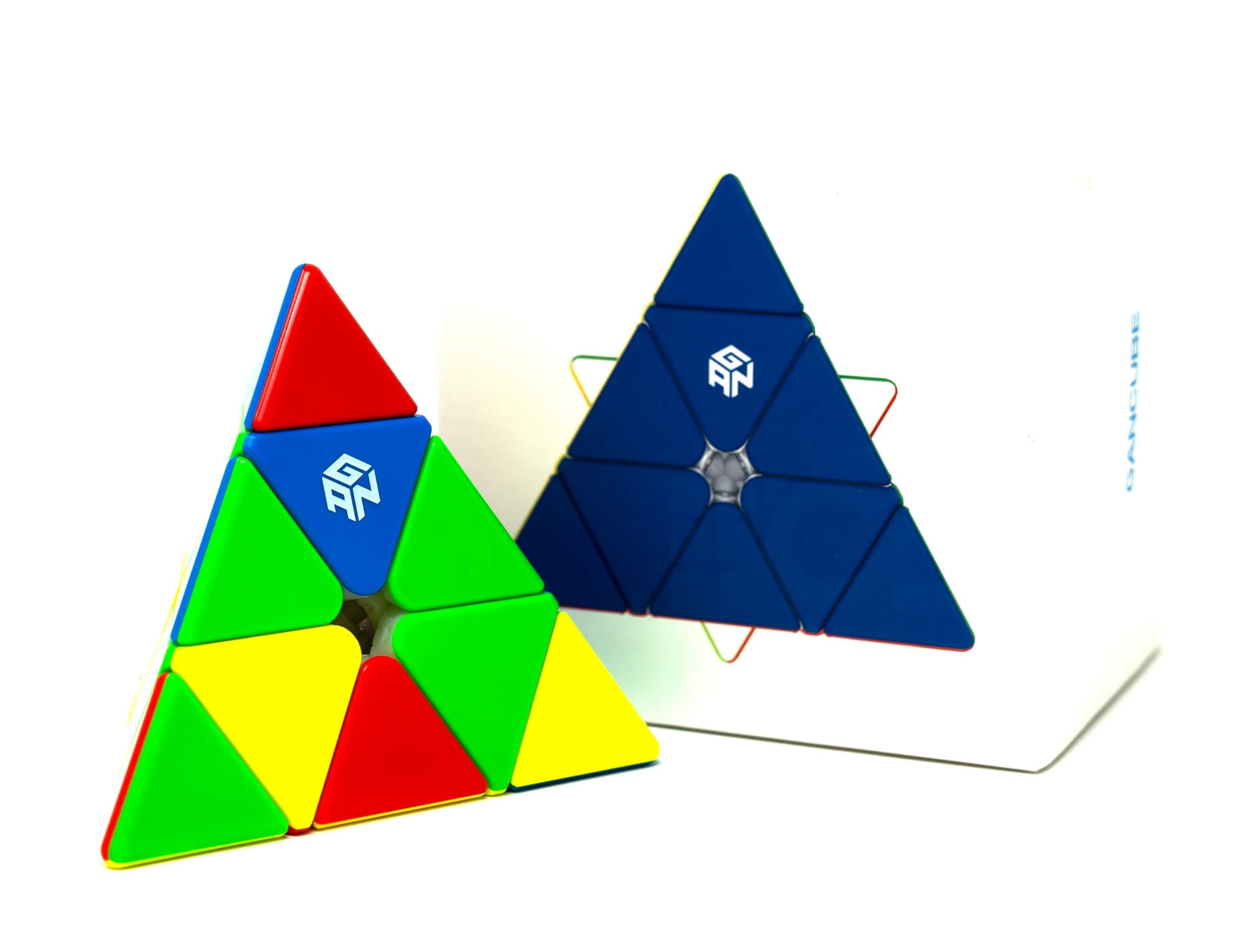 Vista lateral do Pyraminx GAN Standard destacando a estrutura triangular e as camadas