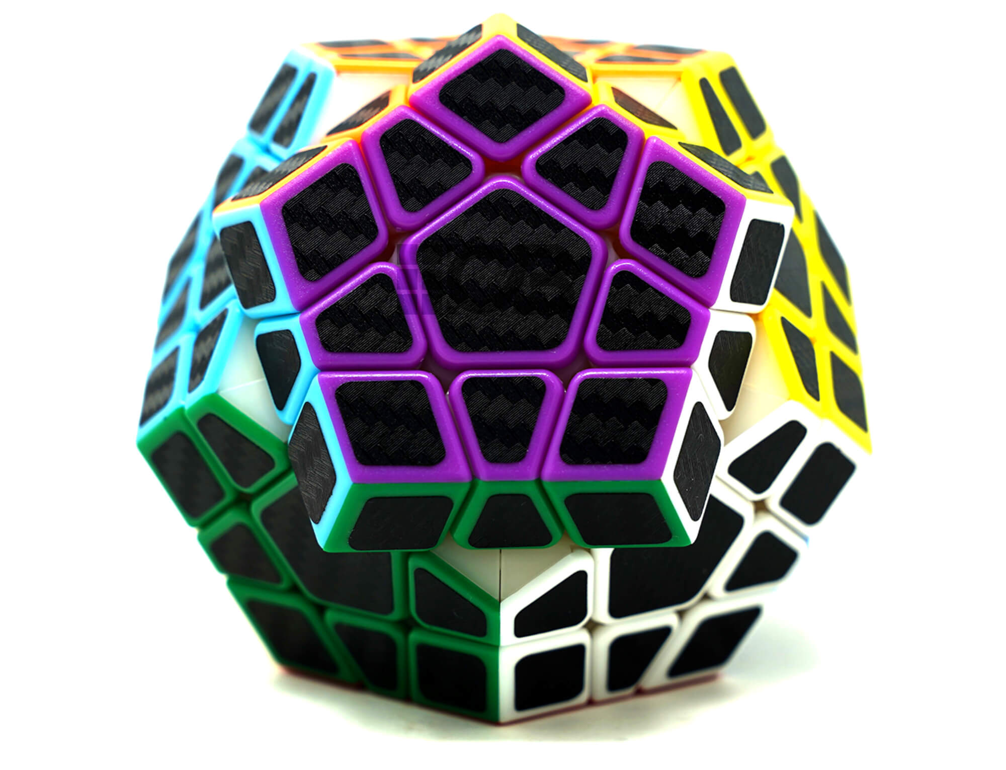 Megaminx Carbono SengSo em ângulo lateral destacando o acabamento stickerless e a textura fibra de carbono nas peças centrais