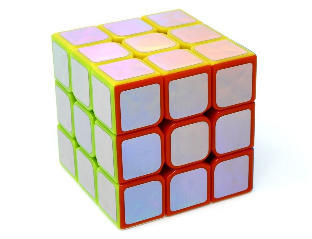 Detalhe das peças do Fellow Cube Furta Cor com reflexo de luz evidenciando o efeito furta-cor
