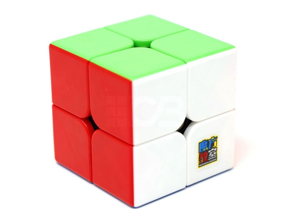 Cubo Mágico 2x2 Meilong MoYu em ângulo mostrando os lados coloridos e acabamento stickerless